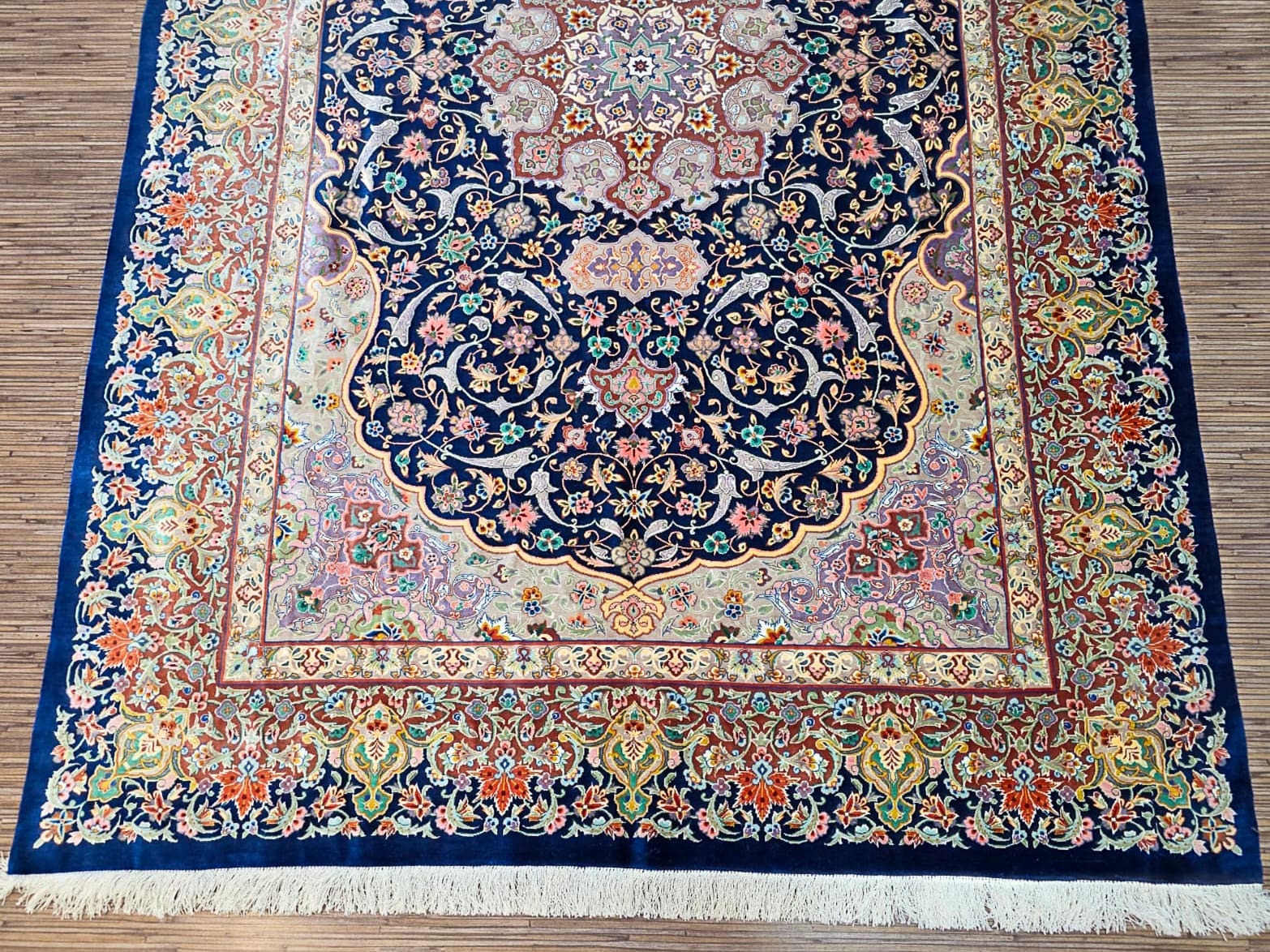 Isfahan Persian Rug 200 × 140 cm in Wool & Silk, hand-knotted - Image 8