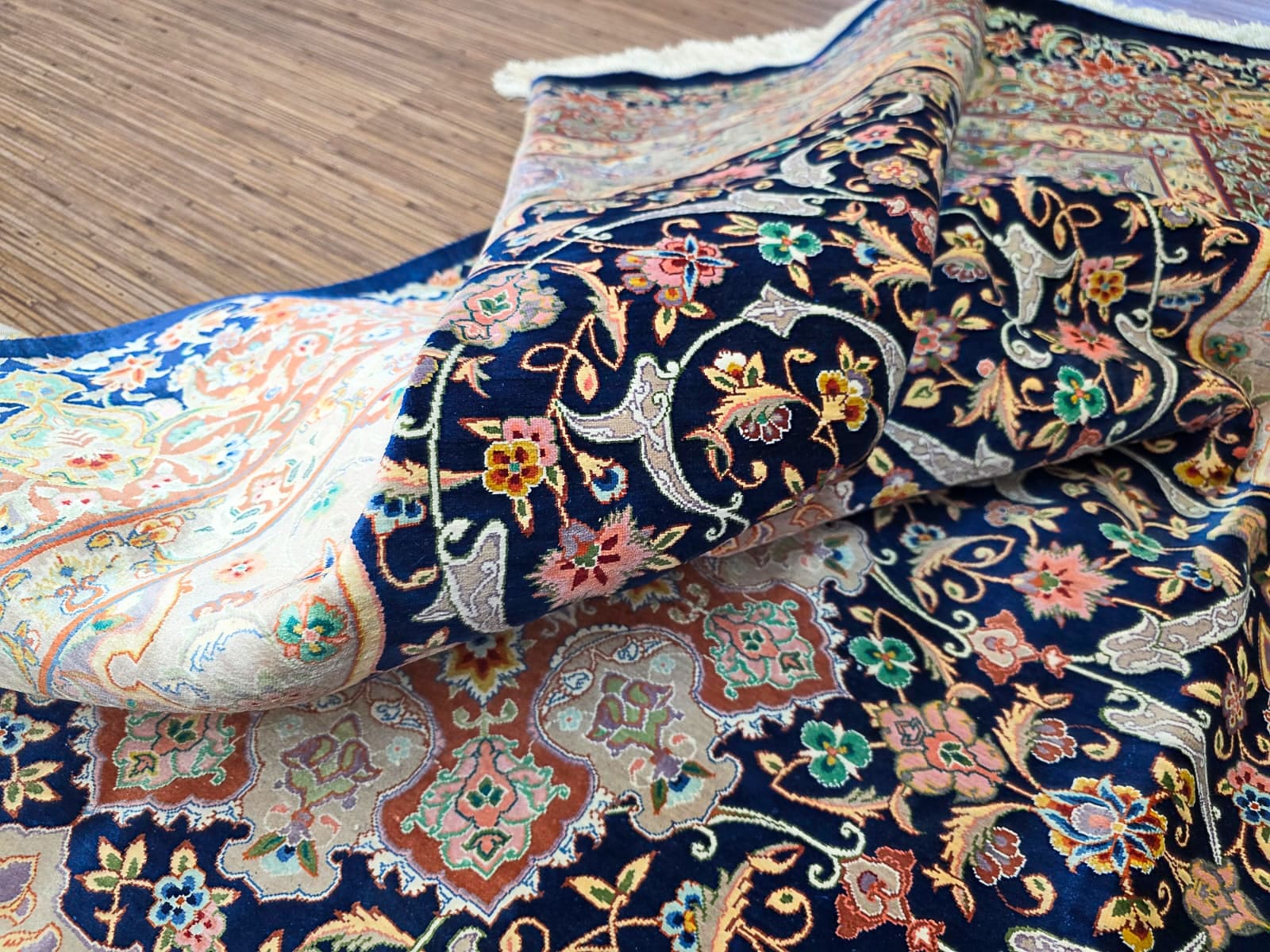 Isfahan Persian Rug 200 × 140 cm in Wool & Silk, hand-knotted - Image 4