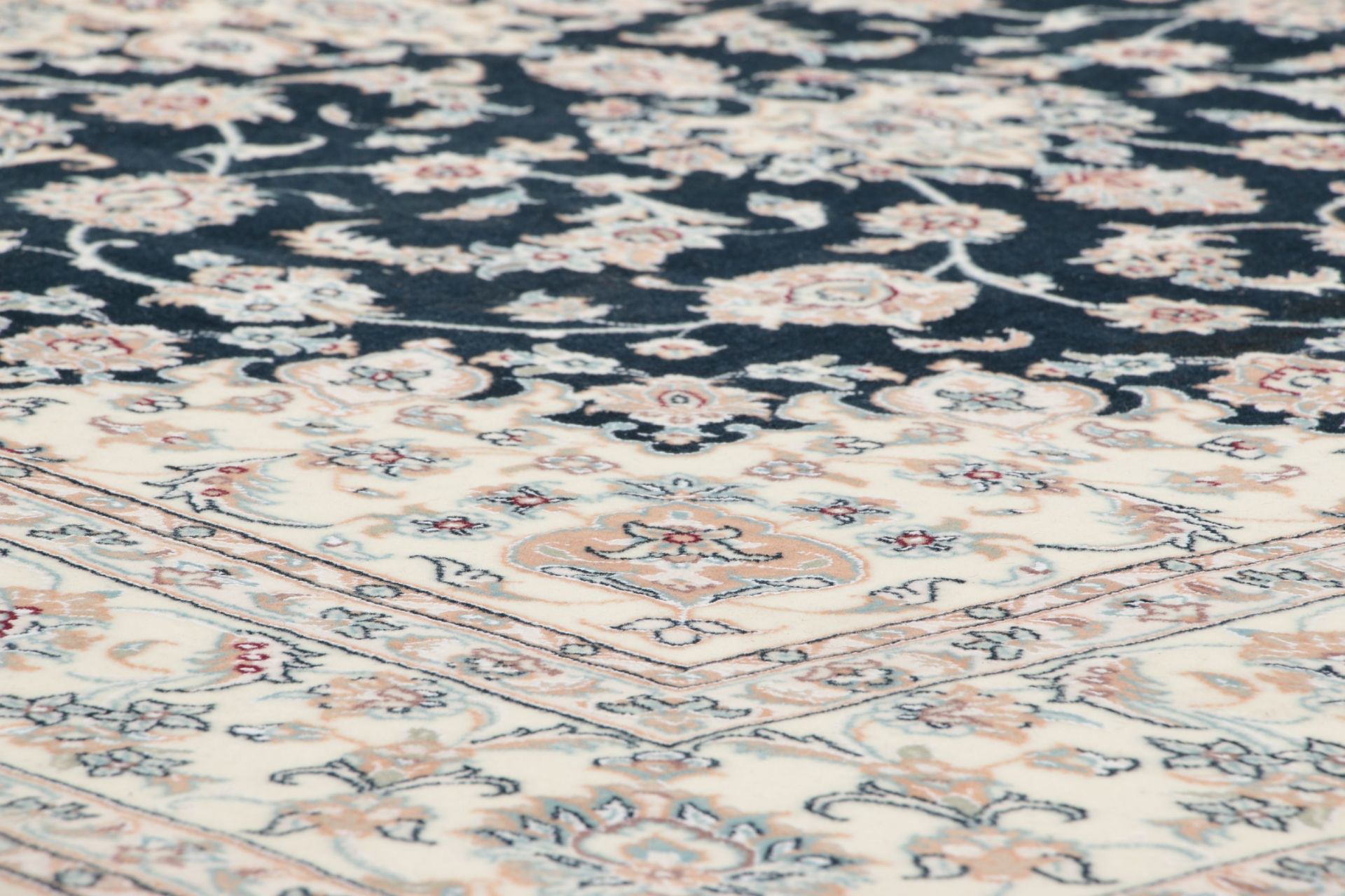 Wool & Silk Isfahan Persian Rug 200 × 315 cm, hand-knotted - Image 4