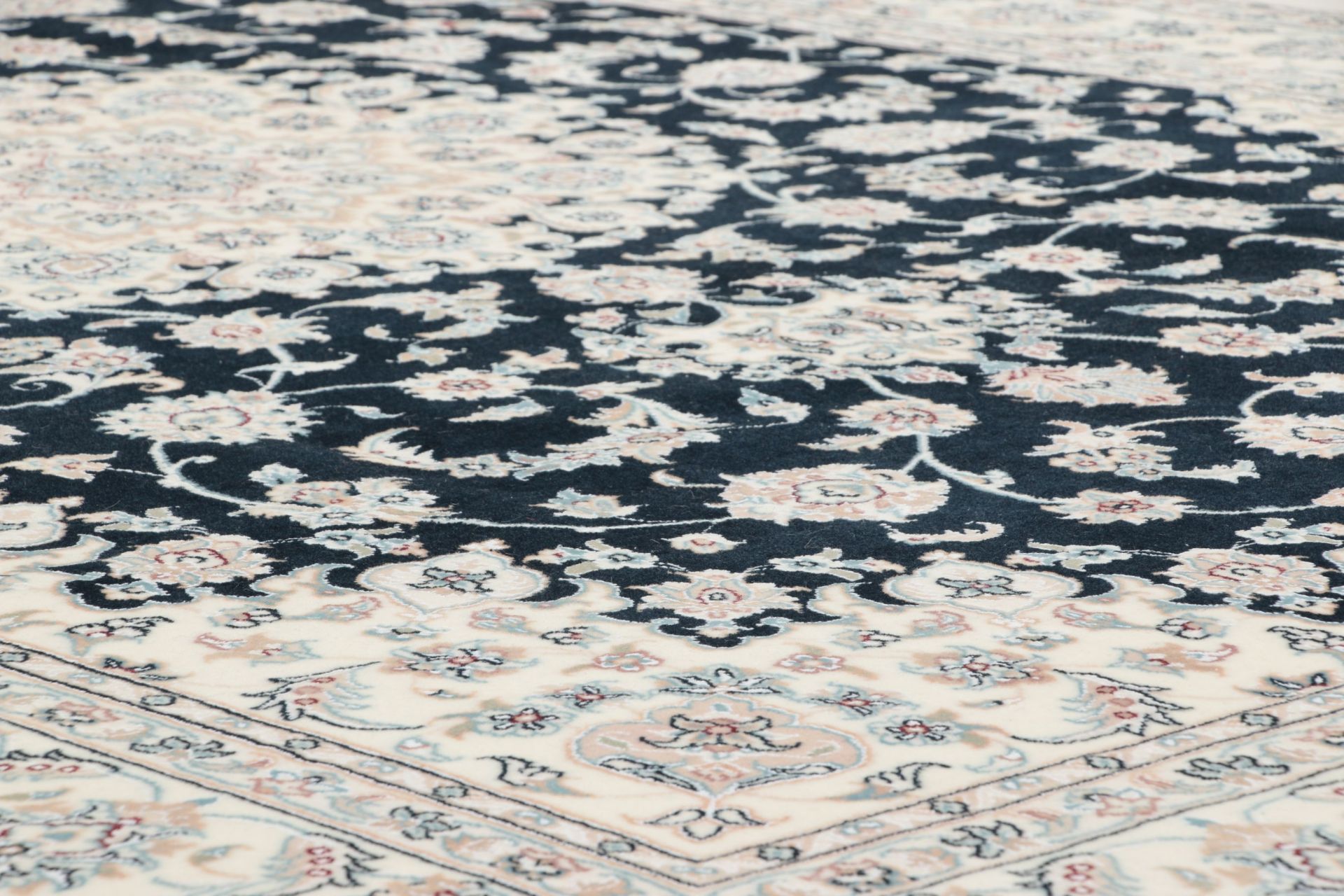 Wool & Silk Isfahan Persian Rug 205 × 310 cm, hand-knotted - Image 4
