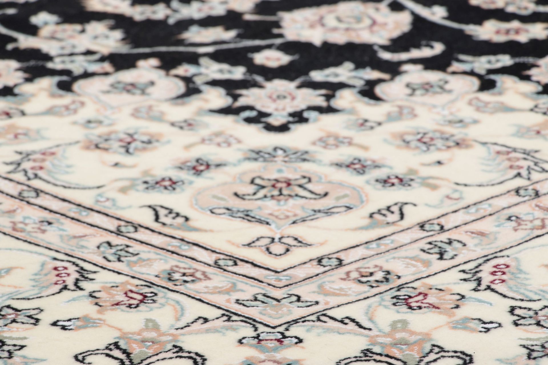 Isfahan Persian Rug 202 × 302 cm in Wool & Silk, hand-knotted - Image 4