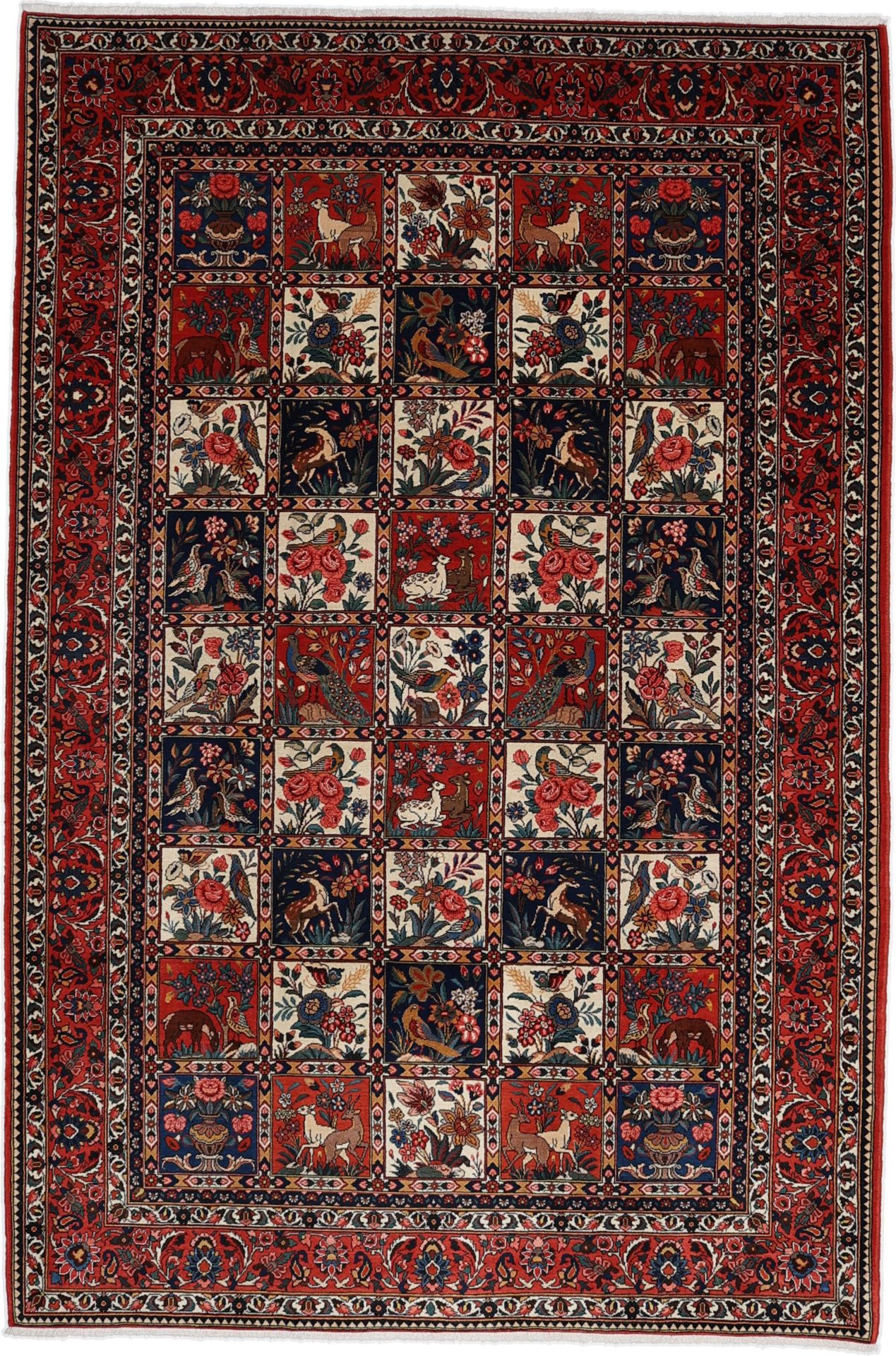 Wool Bakhtiari Persian Rug 215 × 323 cm, hand-knotted