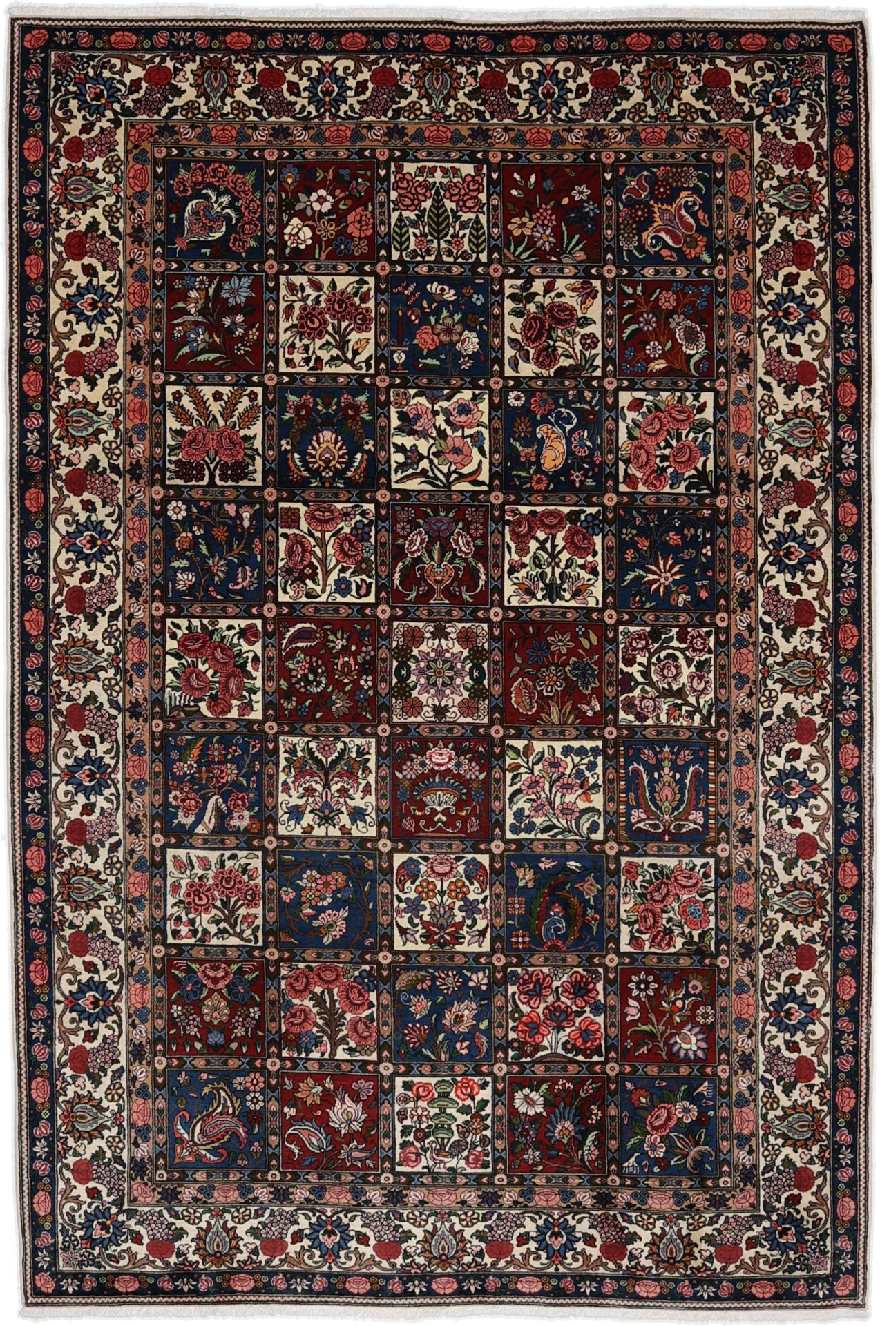 Wool Bakhtiari Persian Rug 208 × 312 cm, hand-knotted