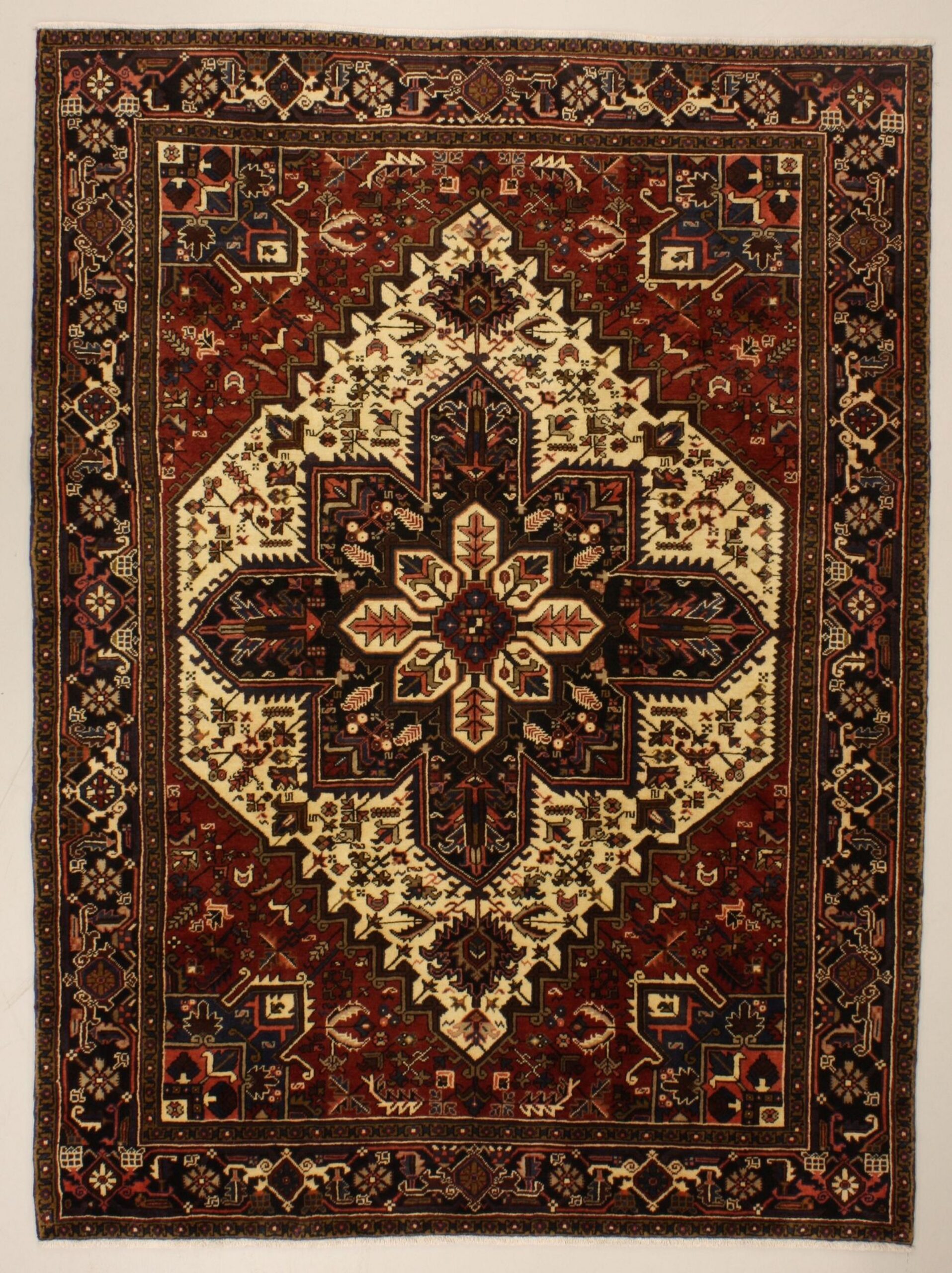 Wool Heriz Persian Rug 214 × 285 cm, hand-knotted