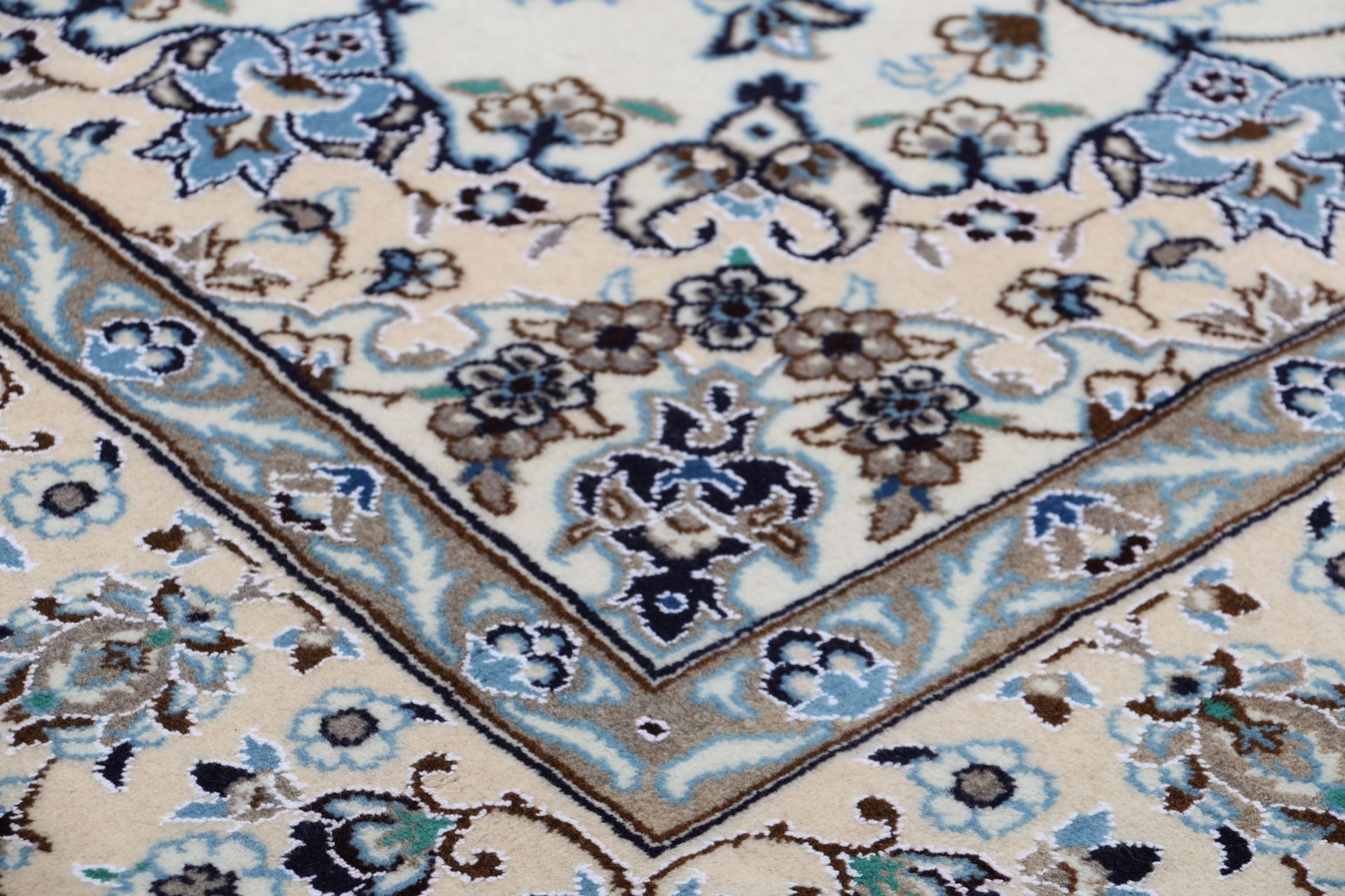 Hand-Knotted Nain Persian Rug, 193 × 300 cm, Wool - Image 5