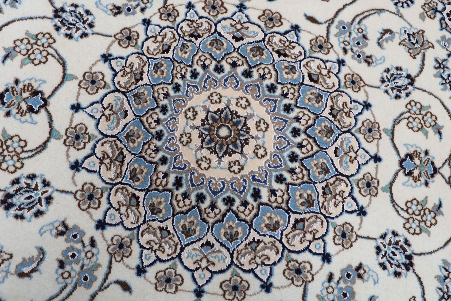 Hand-Knotted Nain Persian Rug, 193 × 300 cm, Wool - Image 9