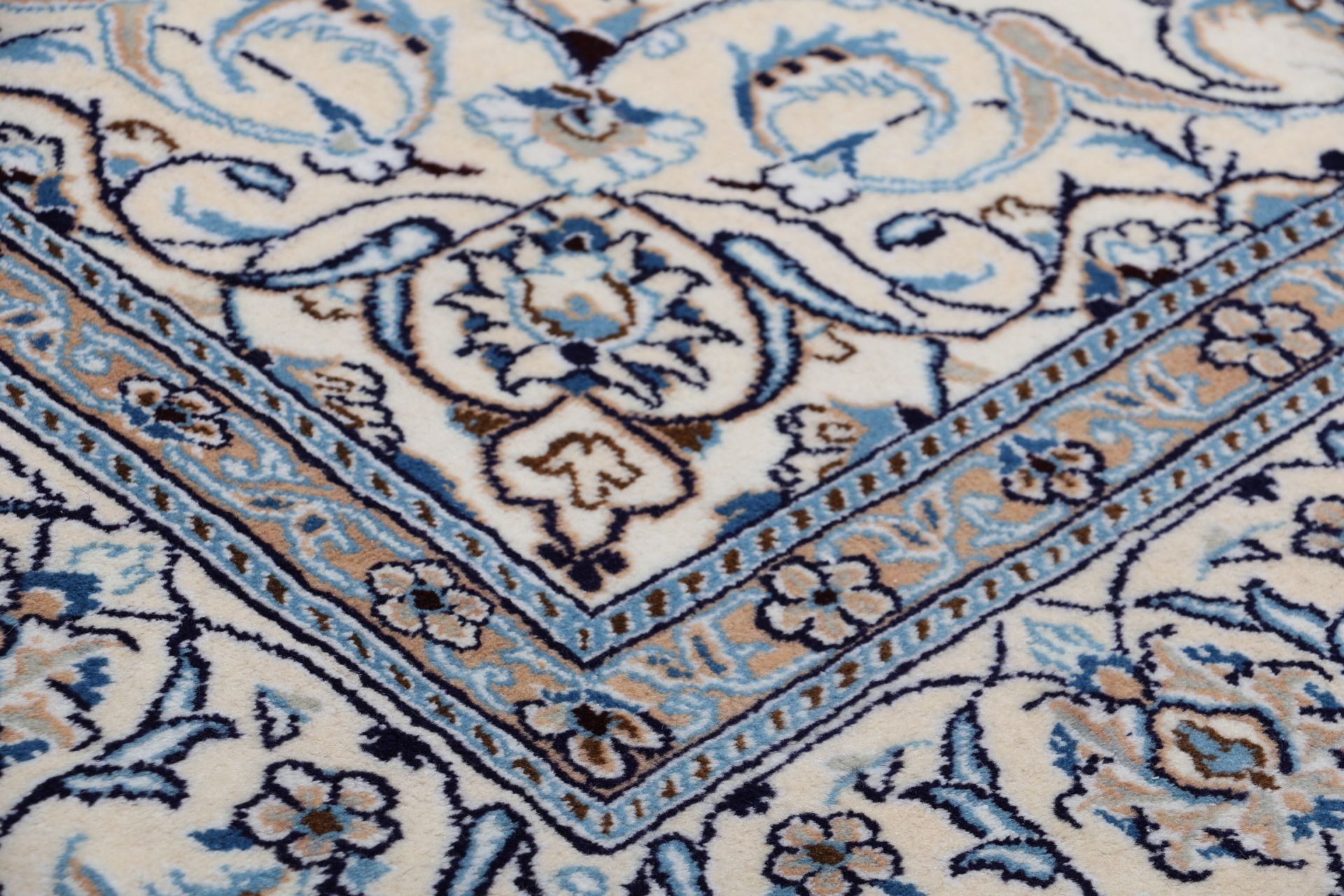 Hand-Knotted Nain Persian Rug, 196 × 306 cm, Wool - Image 5