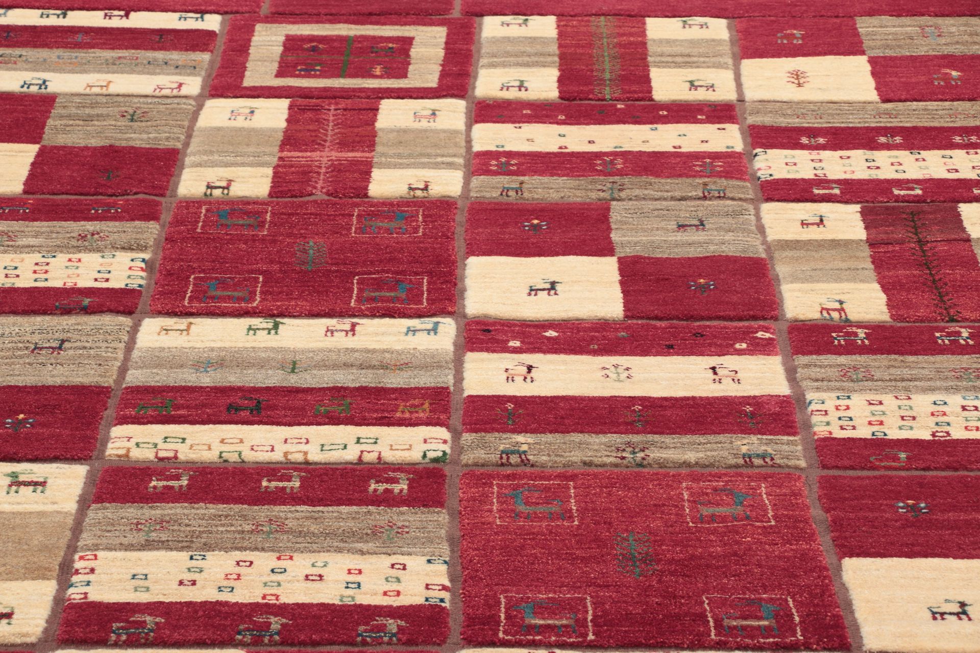 Gabbeh Persian Rug 202 × 305 cm in Wool, hand-knotted - Image 4