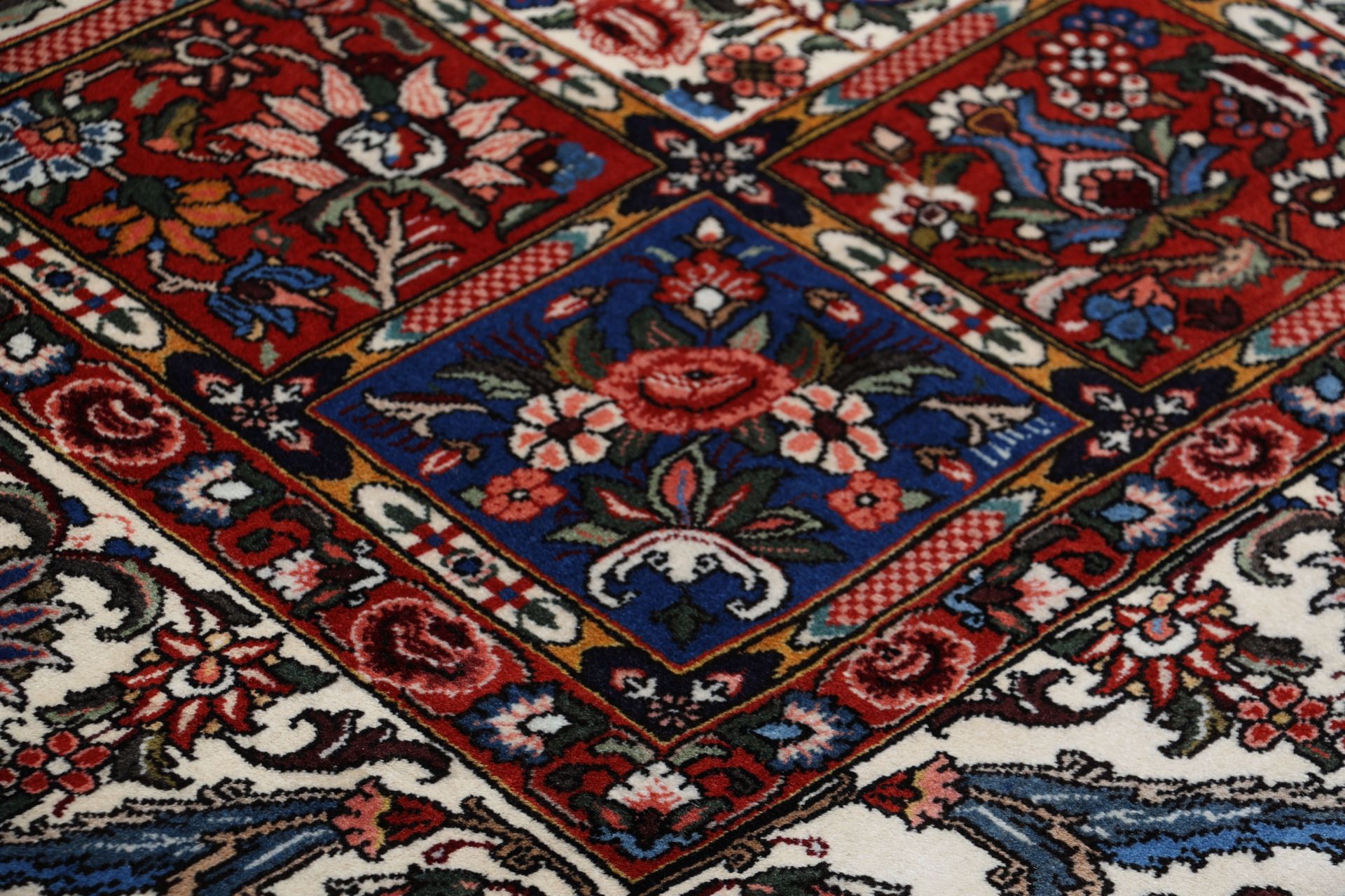 Wool Bakhtiari Persian Rug 205 × 302 cm, hand-knotted - Image 5