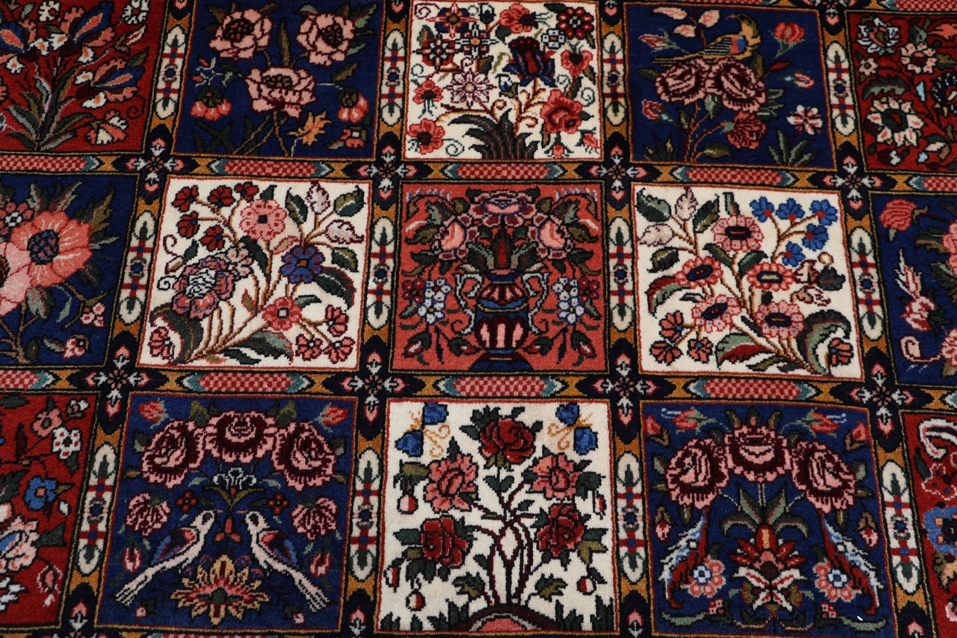 Wool Bakhtiari Persian Rug 205 × 302 cm, hand-knotted - Image 9