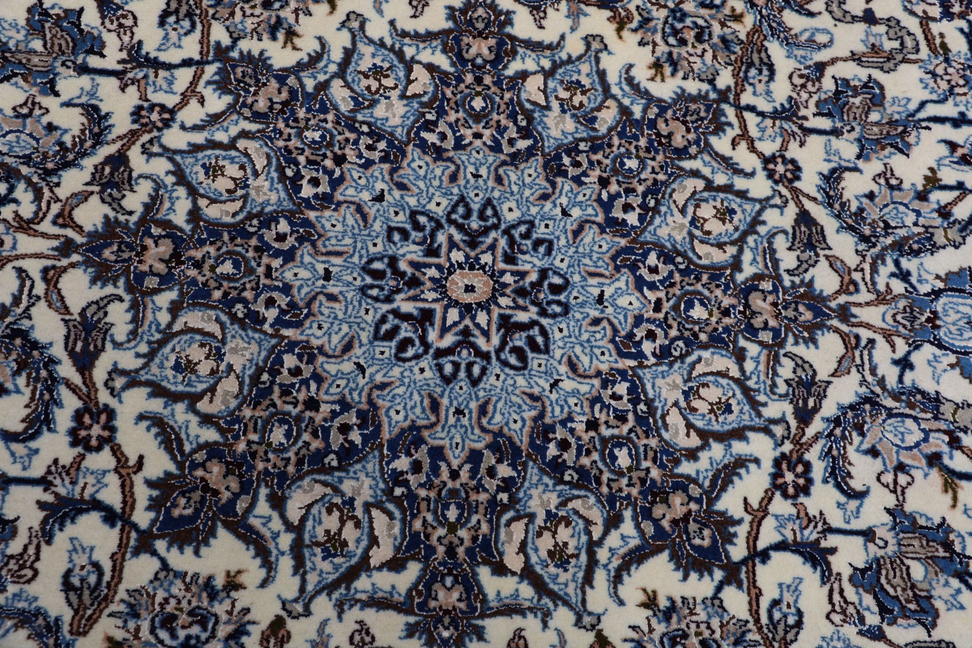 Nain Persian Rug 193 × 290 cm in Wool, hand-knotted - Image 9