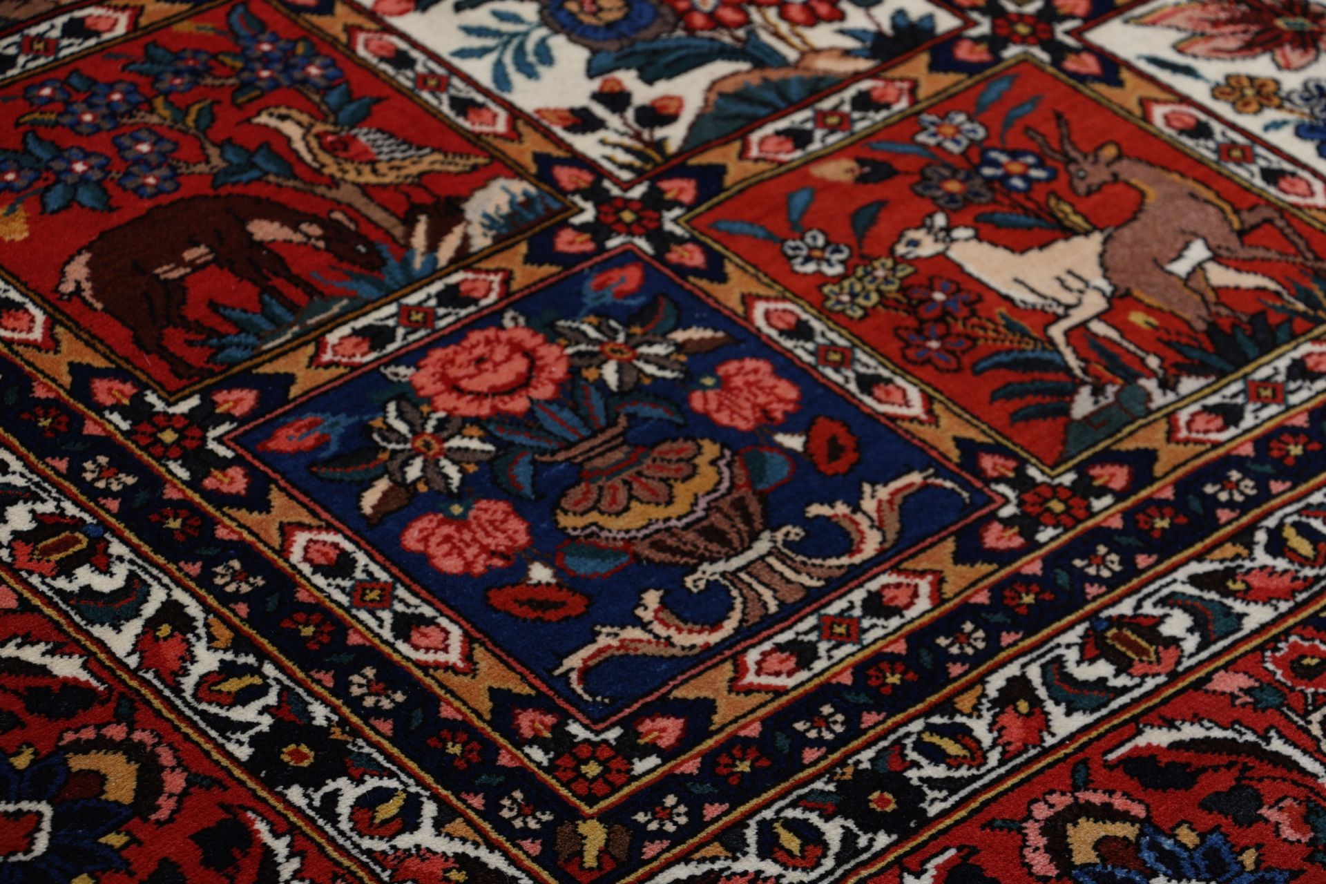 Wool Bakhtiari Persian Rug 215 × 323 cm, hand-knotted - Image 5