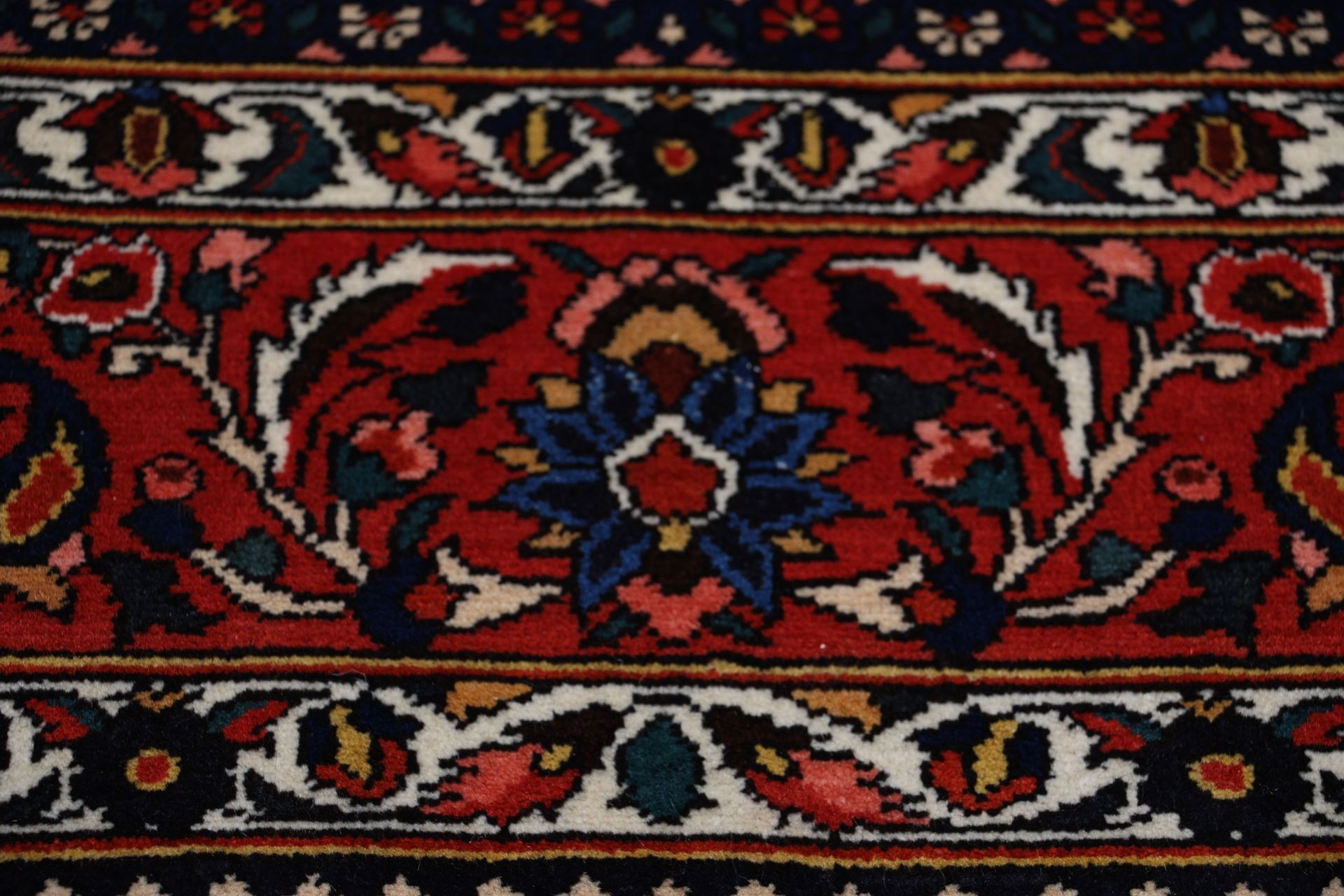Wool Bakhtiari Persian Rug 215 × 323 cm, hand-knotted - Image 7