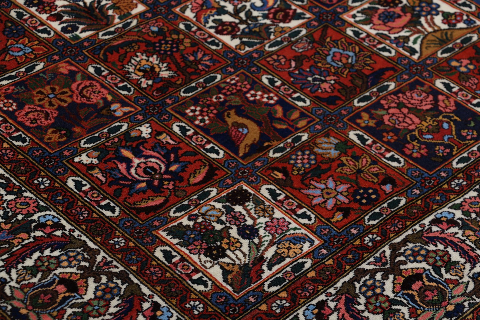 Wool Bakhtiari Persian Rug 197 × 296 cm, hand-knotted - Image 5