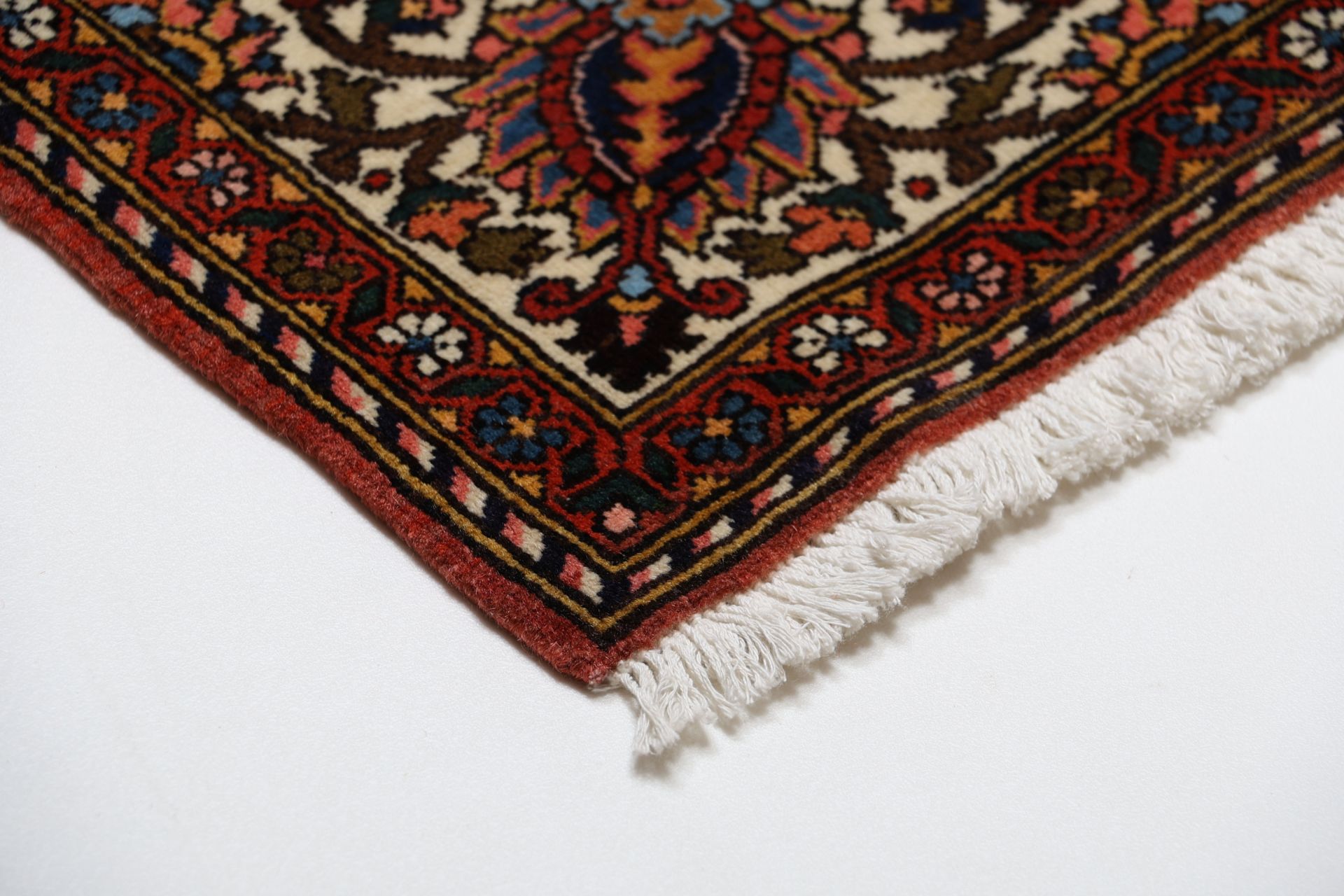 Wool Bakhtiari Persian Rug 197 × 296 cm, hand-knotted - Image 6