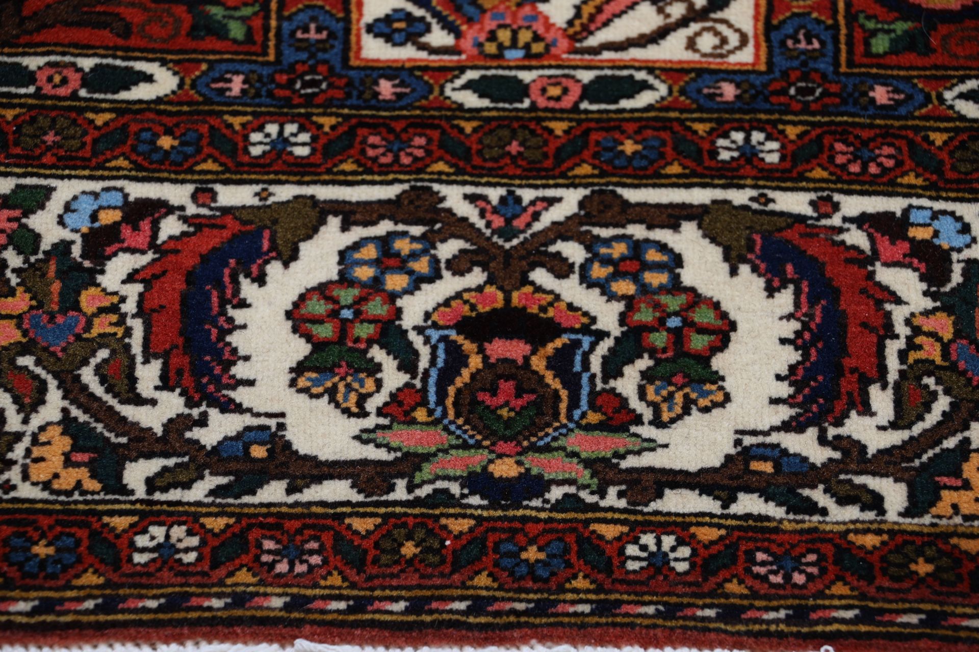 Wool Bakhtiari Persian Rug 197 × 296 cm, hand-knotted - Image 7