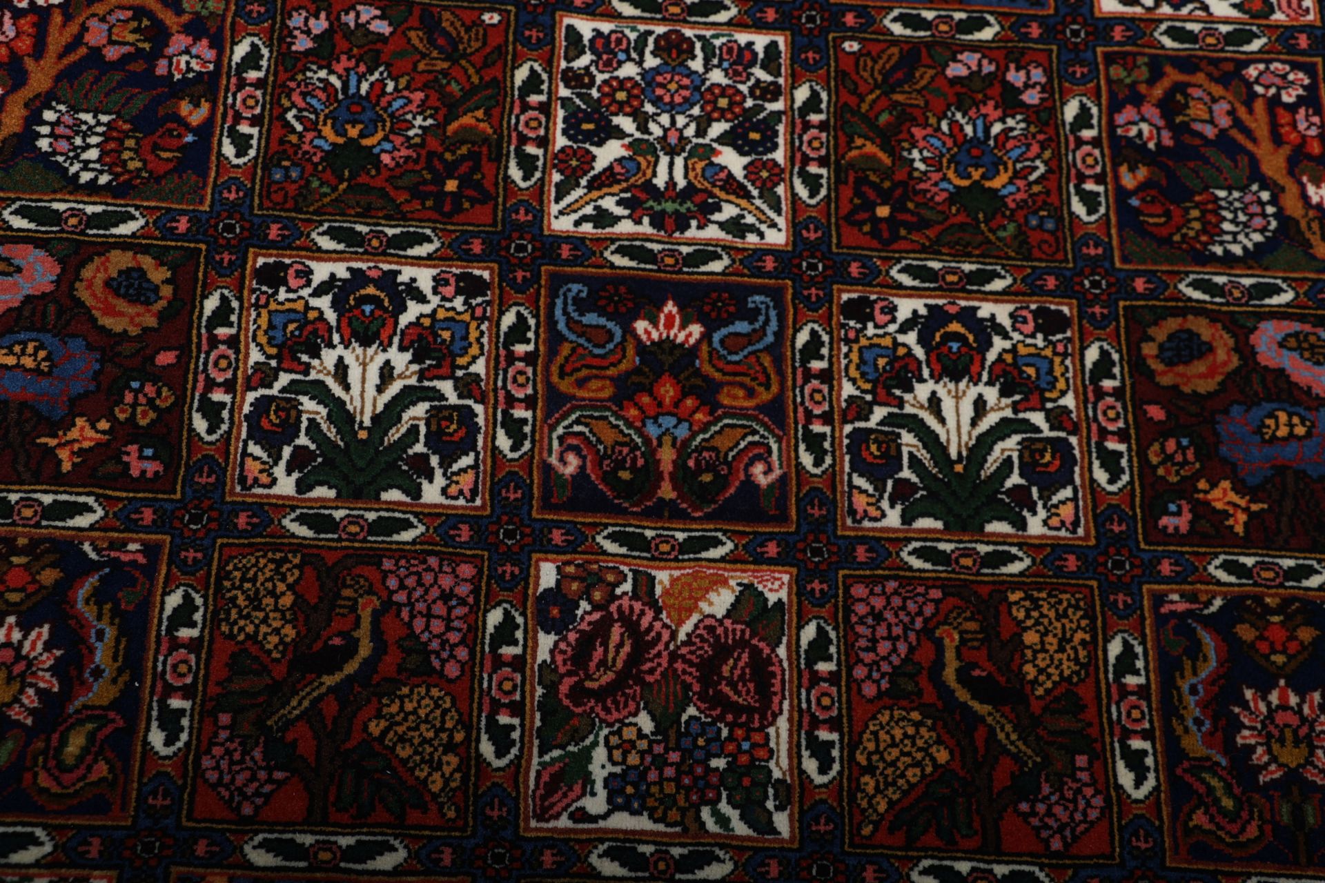 Wool Bakhtiari Persian Rug 197 × 296 cm, hand-knotted - Image 9