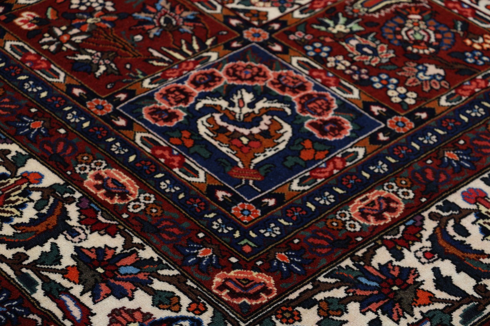 Wool Bakhtiari Persian Rug 205 × 315 cm, hand-knotted - Image 5