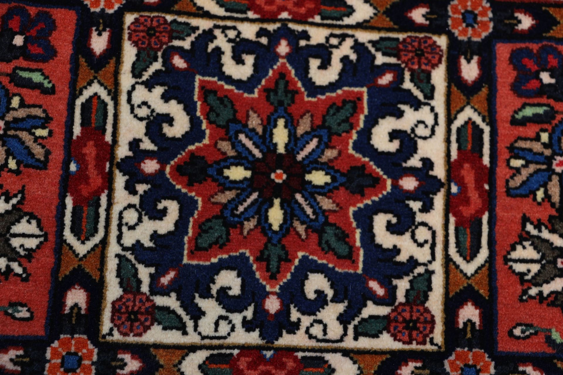 Wool Bakhtiari Persian Rug 205 × 315 cm, hand-knotted - Image 9