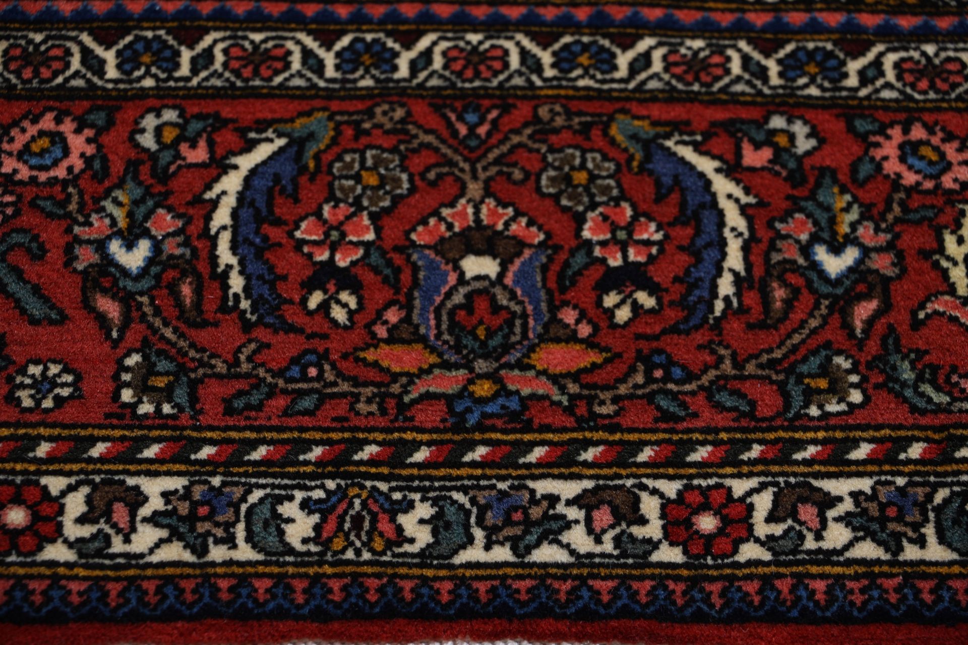 Bakhtiari Persian Rug 208 × 300 cm in Wool, hand-knotted - Image 7