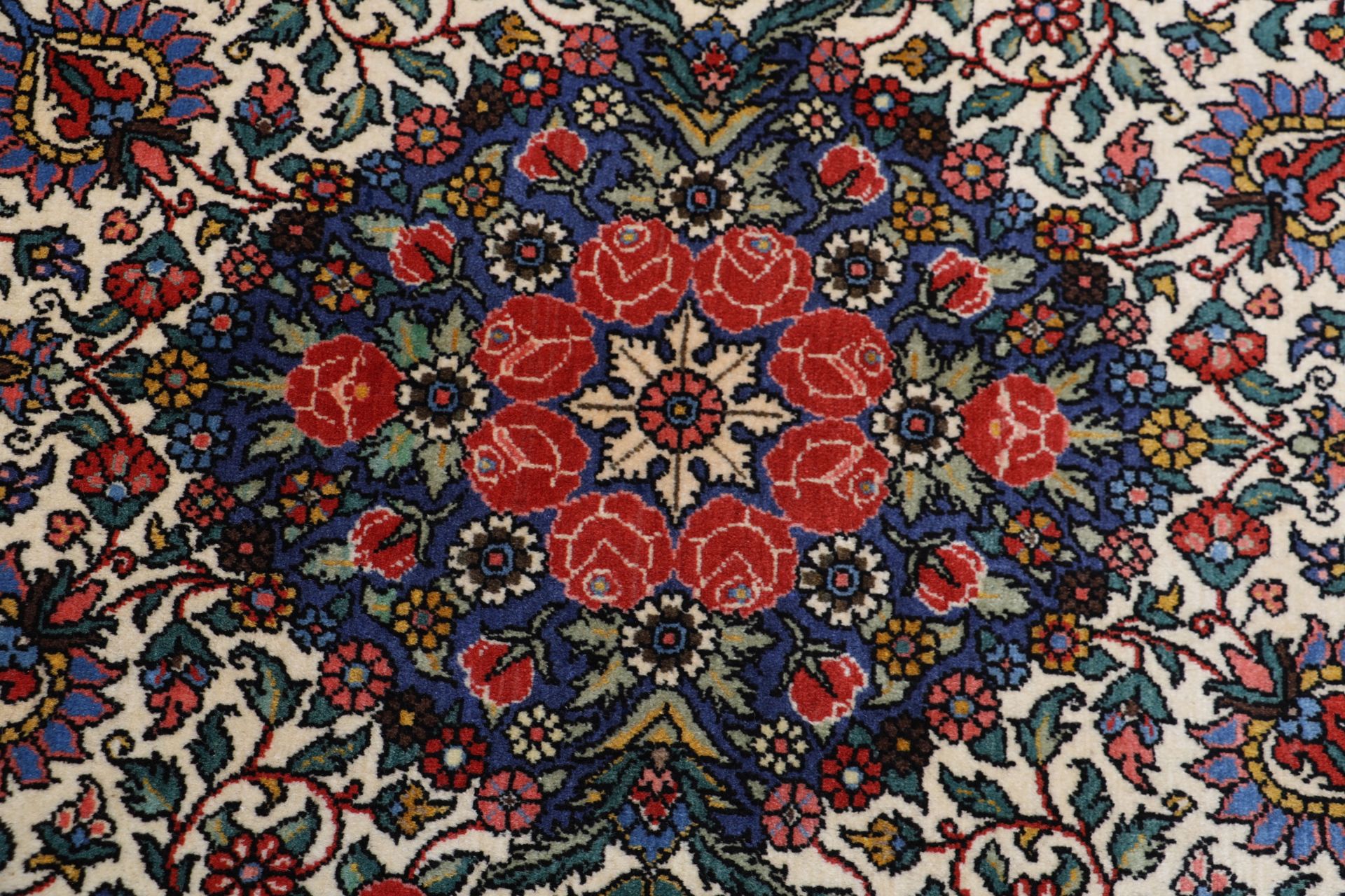 Bakhtiari Persian Rug 208 × 300 cm in Wool, hand-knotted - Image 9