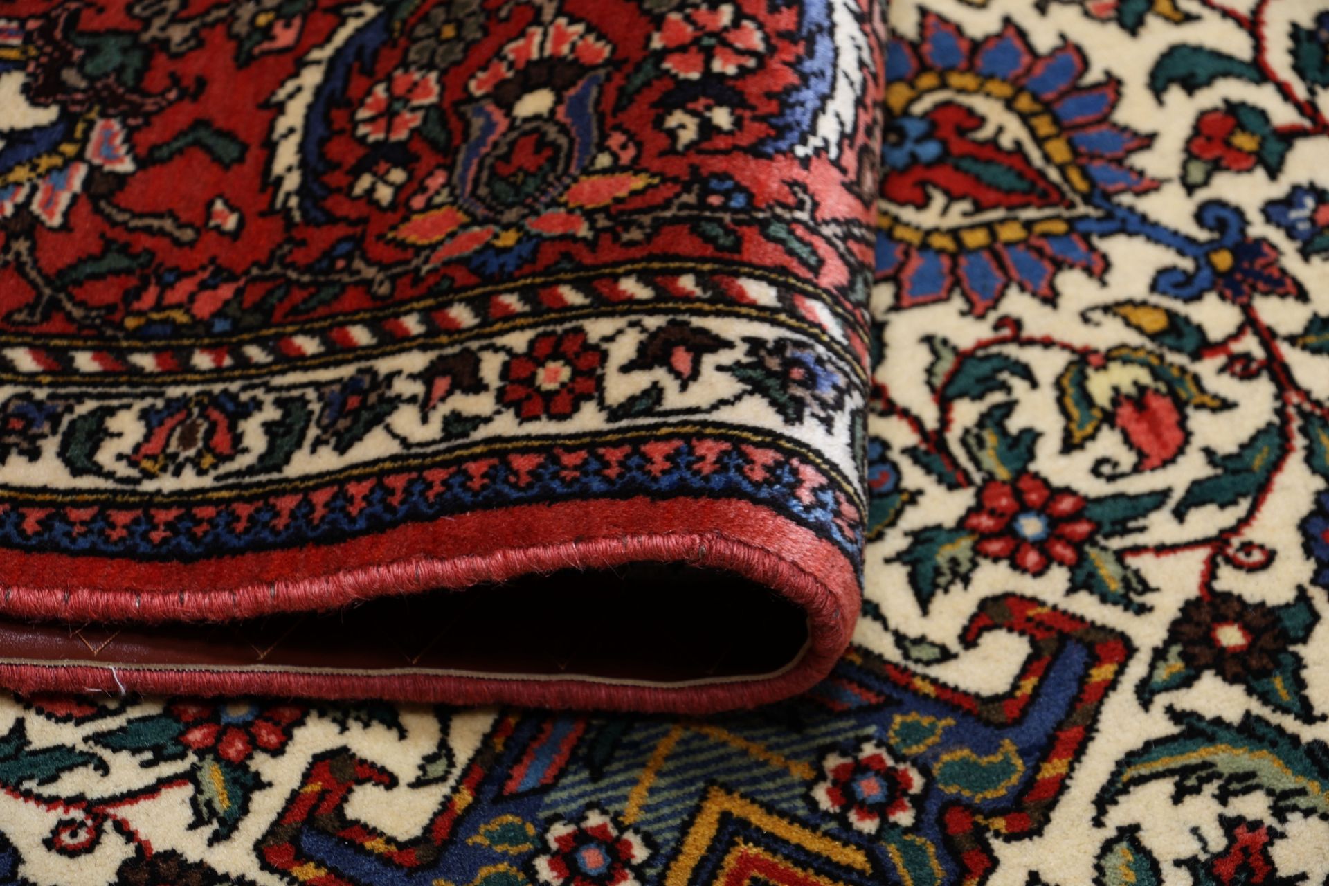 Bakhtiari Persian Rug 208 × 300 cm in Wool, hand-knotted - Image 10