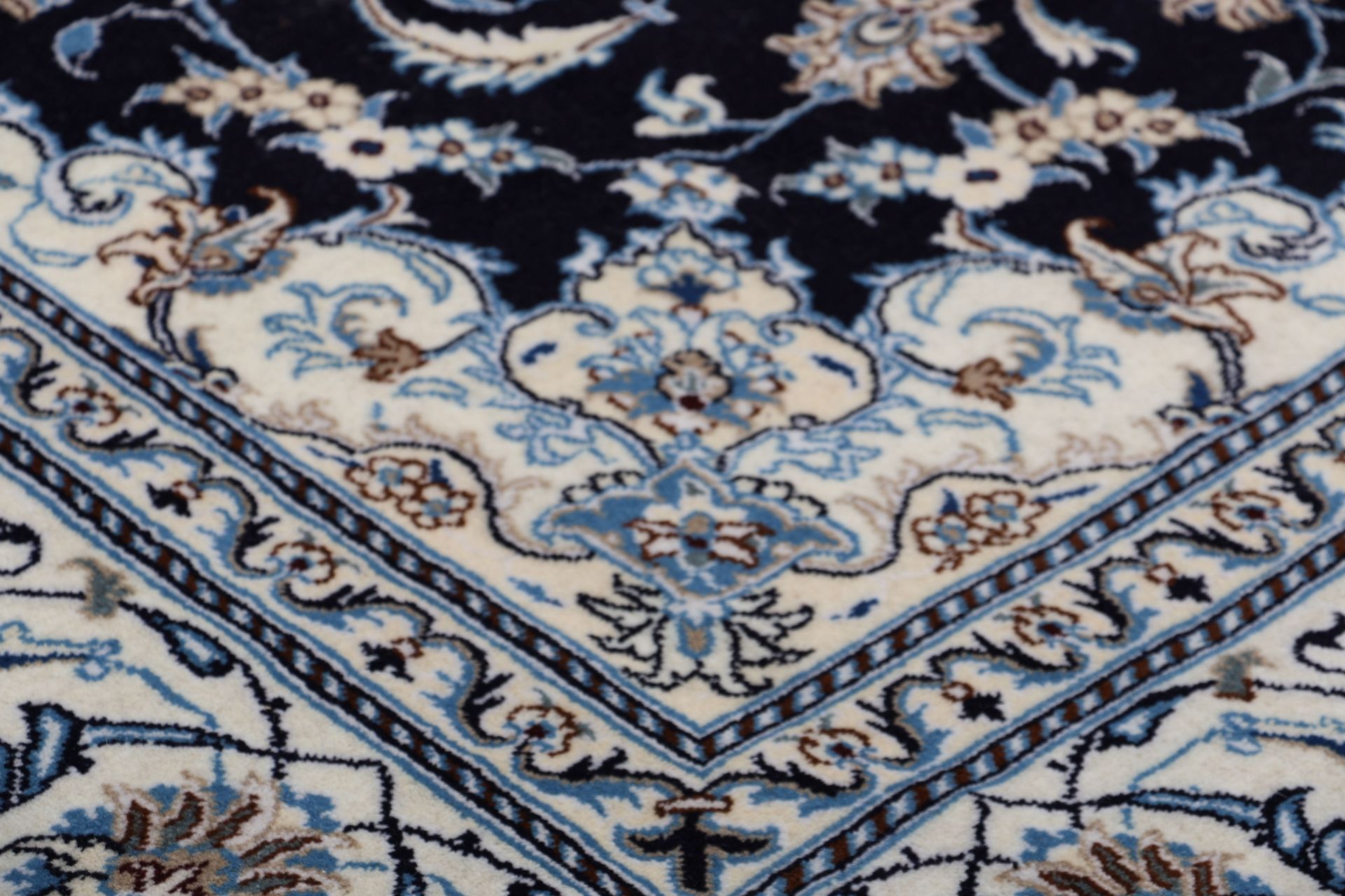Nain Persian Rug 192 × 292 cm in Wool, hand-knotted - Image 5