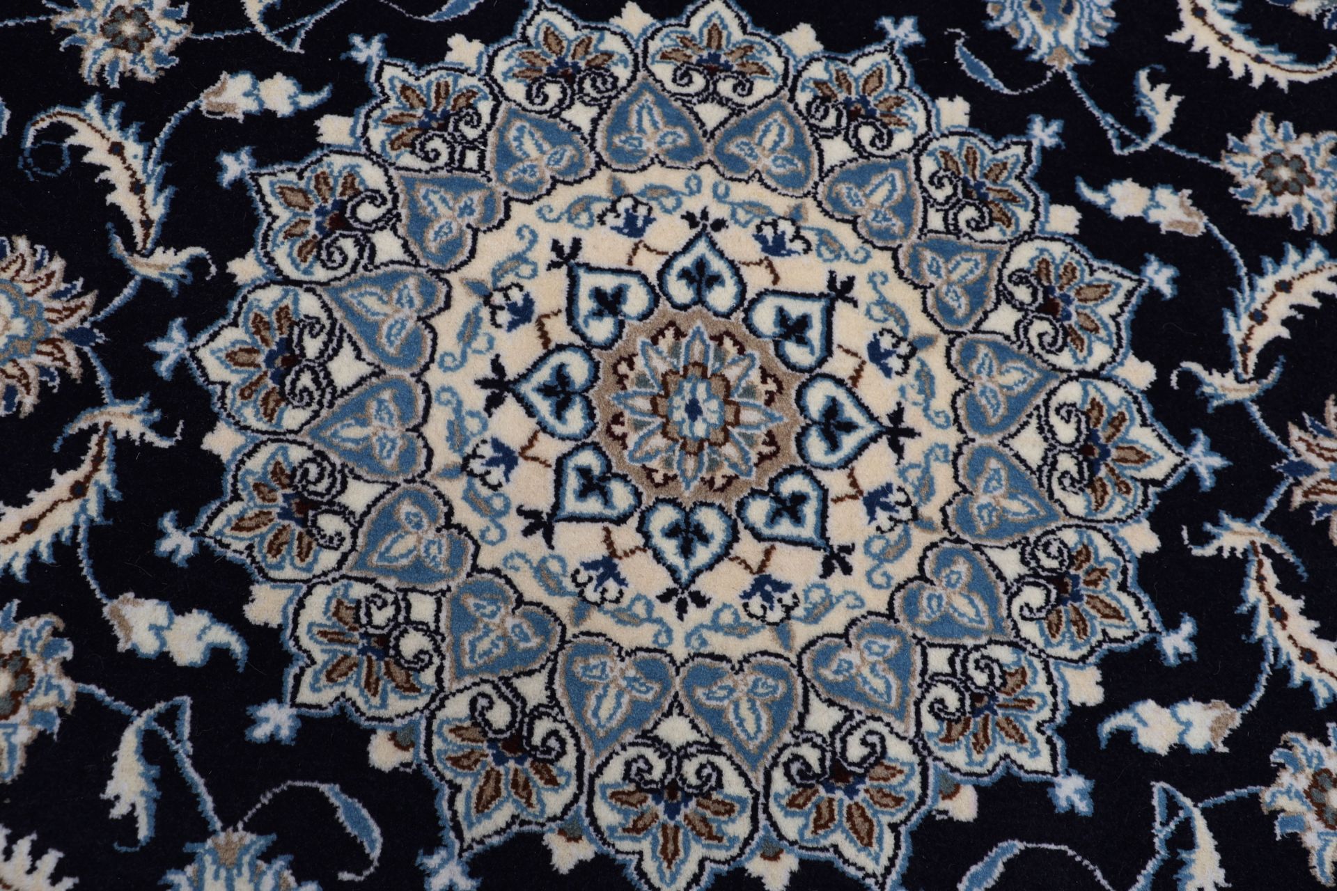 Nain Persian Rug 192 × 292 cm in Wool, hand-knotted - Image 9
