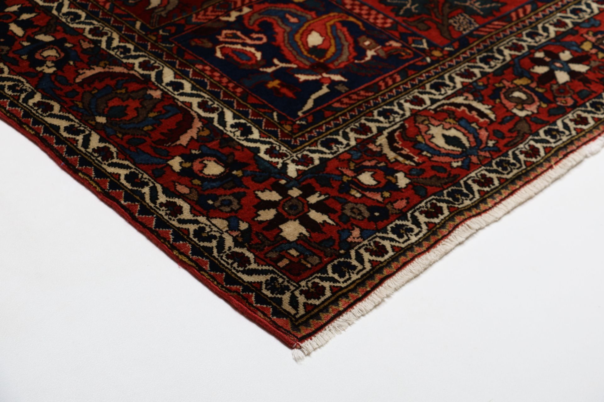 Bakhtiari Persian Rug 210 × 312 cm in Wool, hand-knotted - Image 6