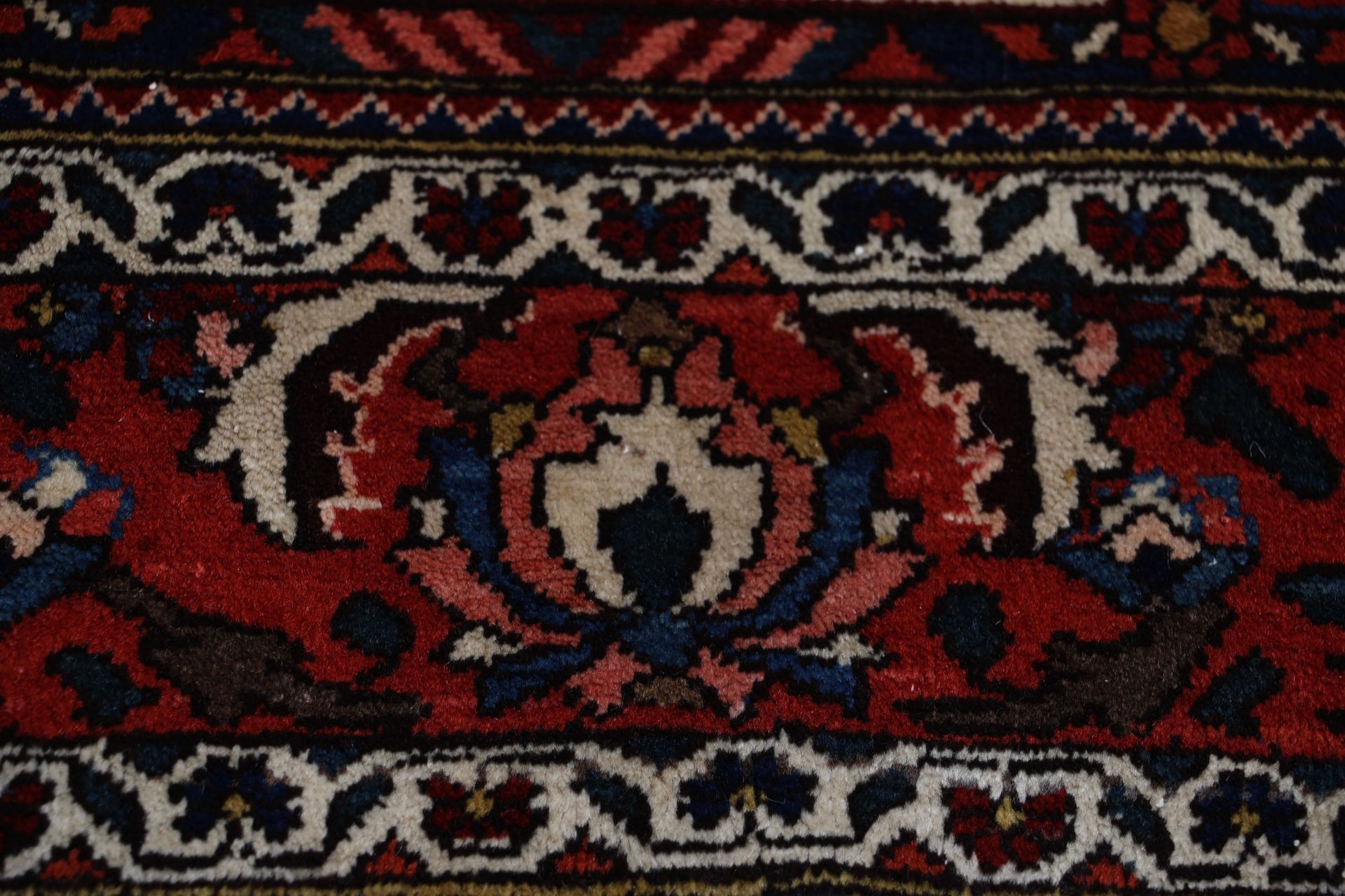 Bakhtiari Persian Rug 210 × 312 cm in Wool, hand-knotted - Image 7