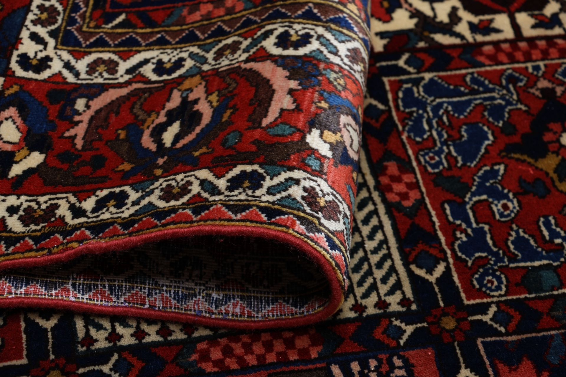 Bakhtiari Persian Rug 210 × 312 cm in Wool, hand-knotted - Image 10