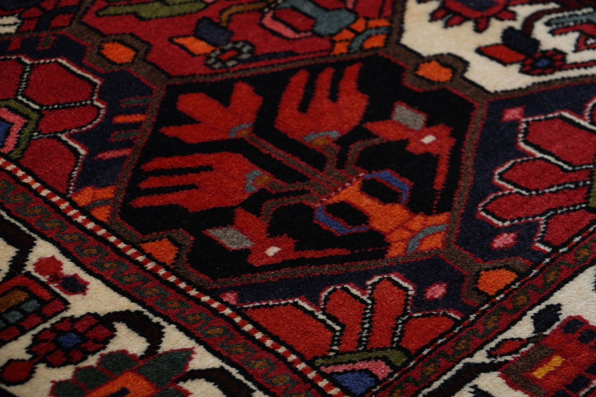Bakhtiari Persian Rug 208 × 306 cm in Wool, hand-knotted - Image 5