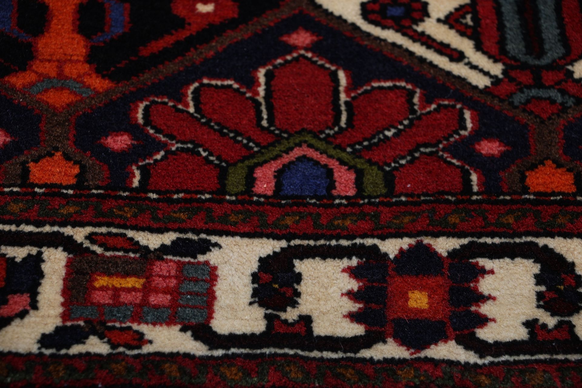 Bakhtiari Persian Rug 208 × 306 cm in Wool, hand-knotted - Image 7