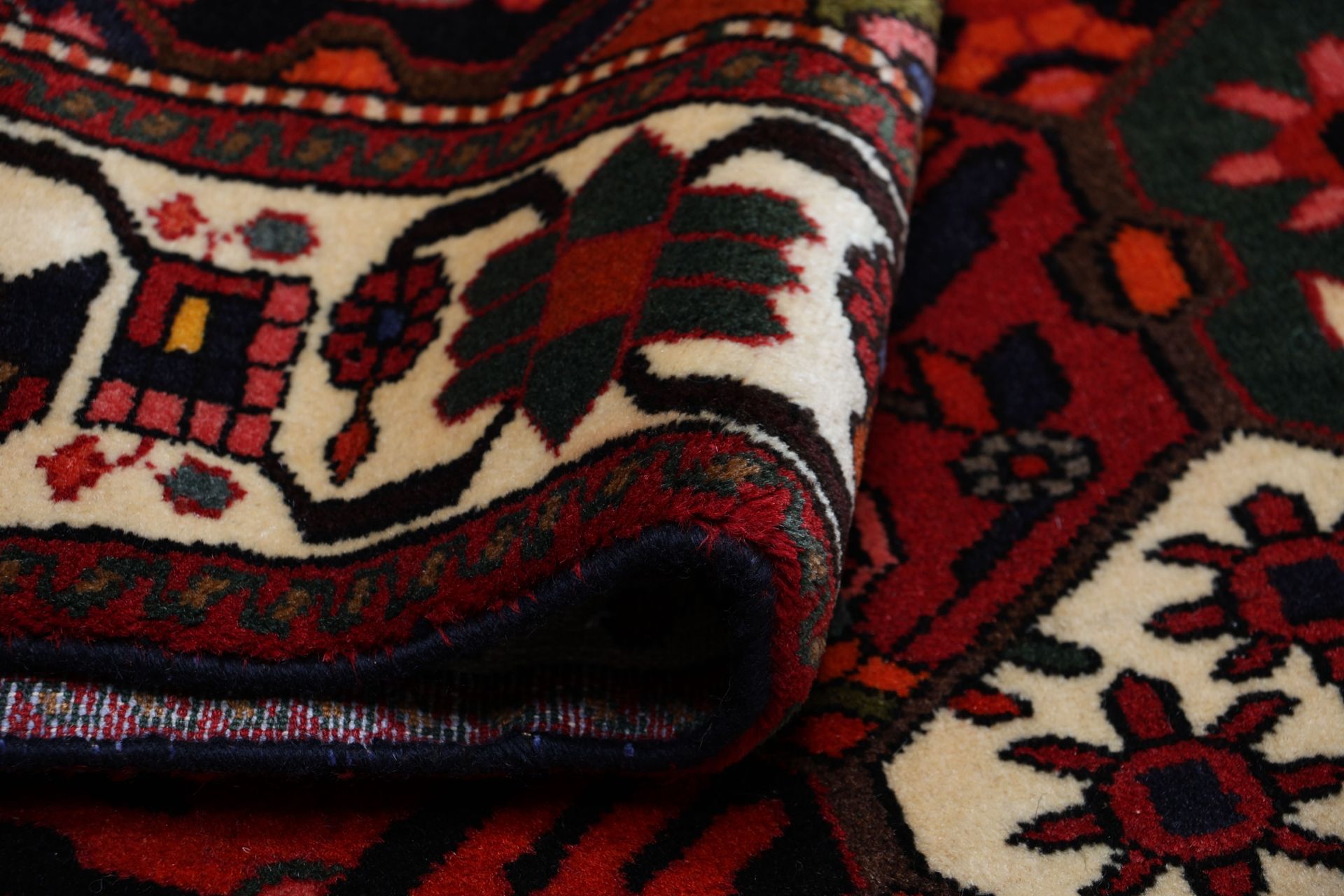Bakhtiari Persian Rug 208 × 306 cm in Wool, hand-knotted - Image 10