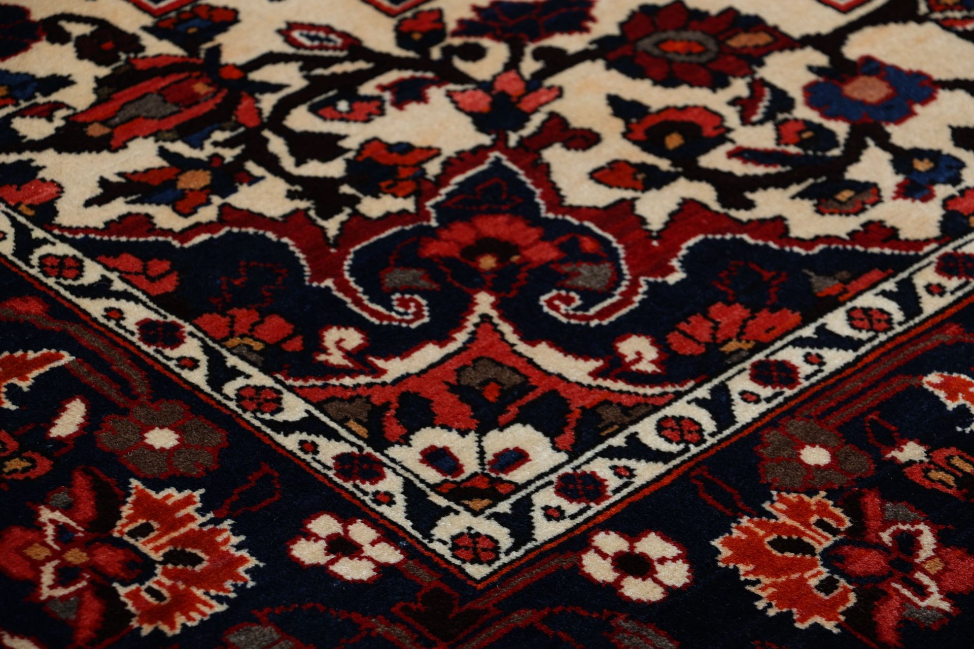 Bakhtiari Persian Rug 210 × 310 cm in Wool, hand-knotted - Image 5