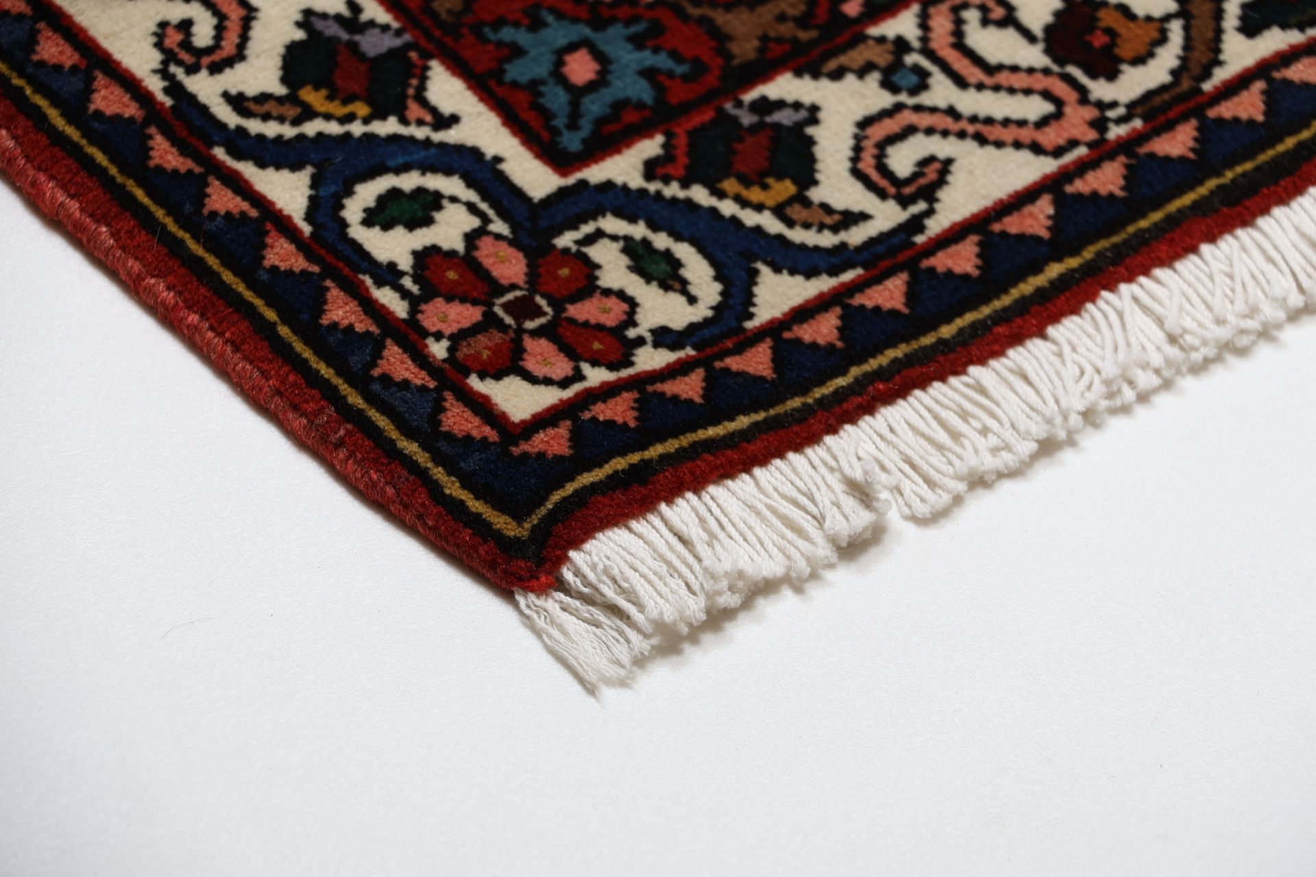 Bakhtiari Persian Rug 213 × 313 cm in Wool, hand-knotted - Image 6