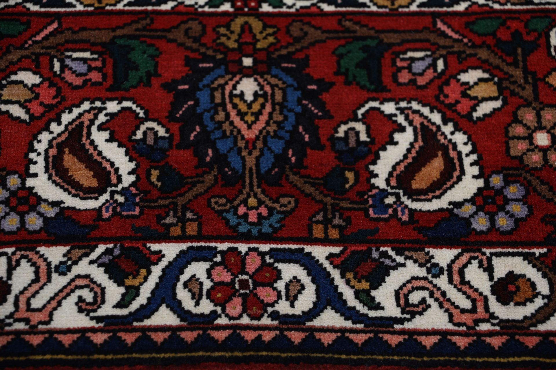 Bakhtiari Persian Rug 213 × 313 cm in Wool, hand-knotted - Image 7