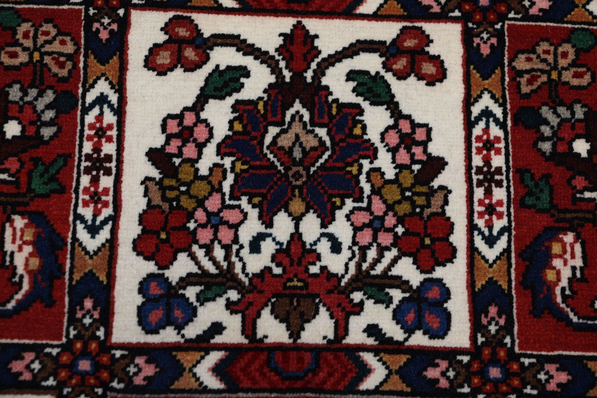 Bakhtiari Persian Rug 213 × 313 cm in Wool, hand-knotted - Image 9