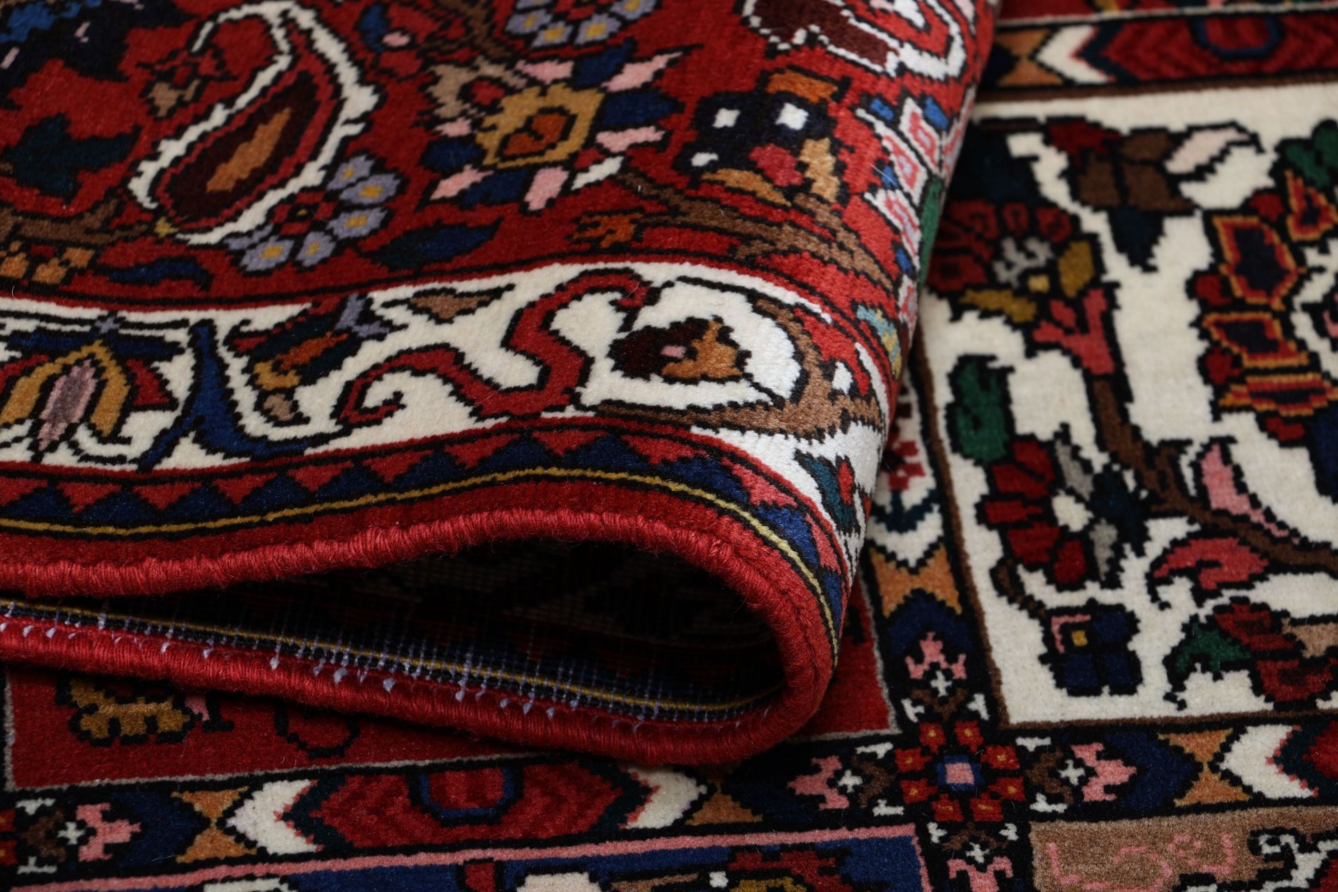 Bakhtiari Persian Rug 213 × 313 cm in Wool, hand-knotted - Image 10