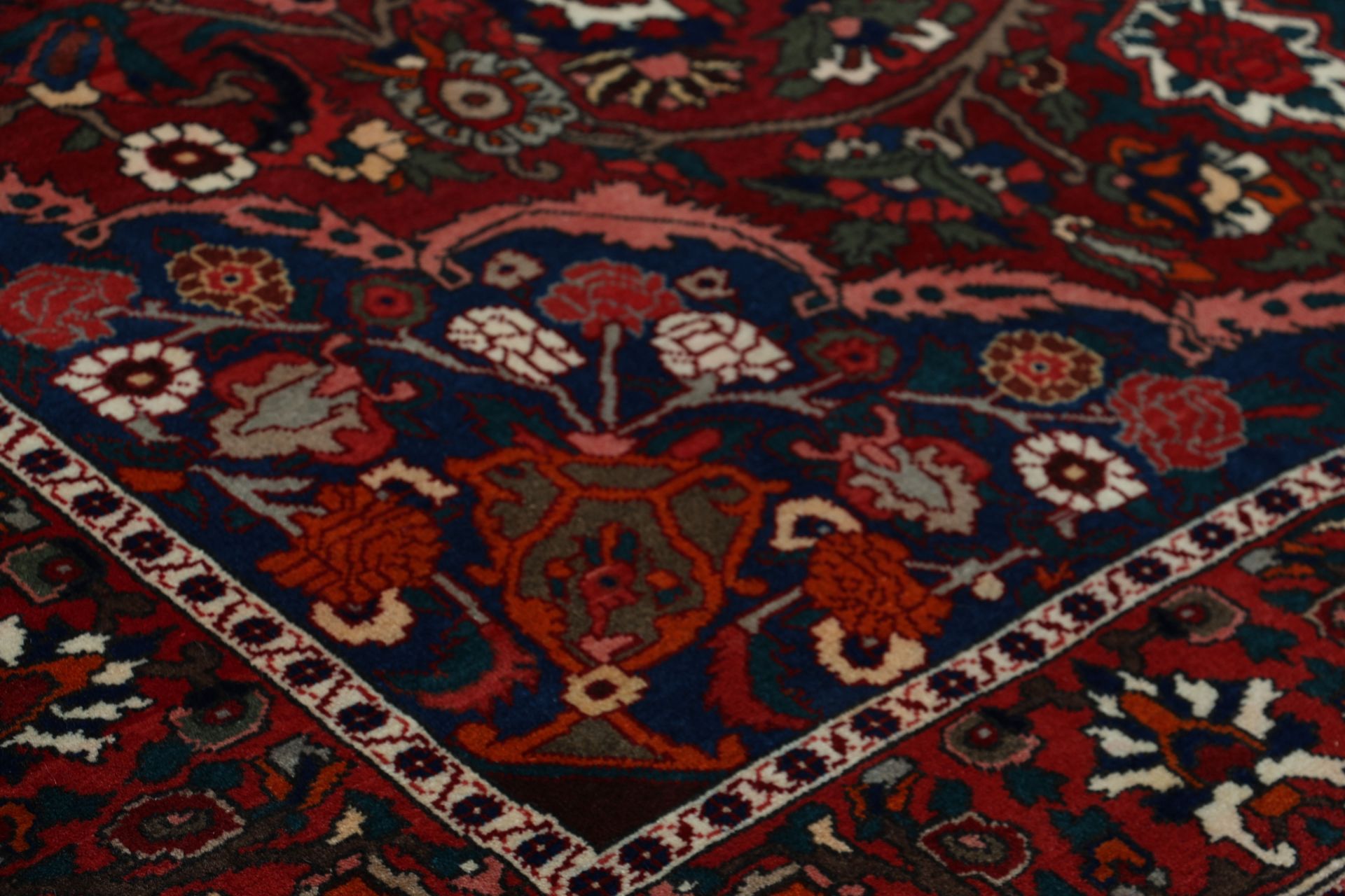 Wool Bakhtiari Persian Rug 200 × 315 cm, hand-knotted - Image 5