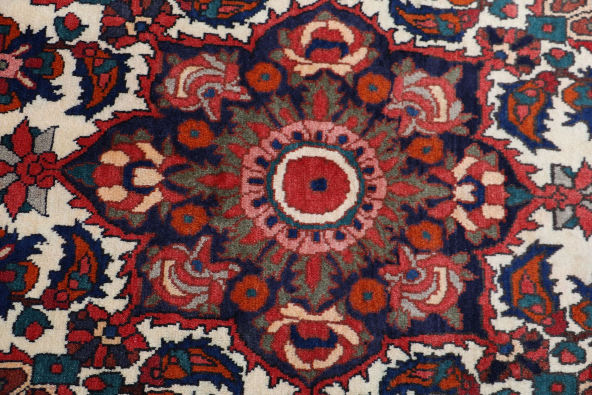 Wool Bakhtiari Persian Rug 200 × 315 cm, hand-knotted - Image 9