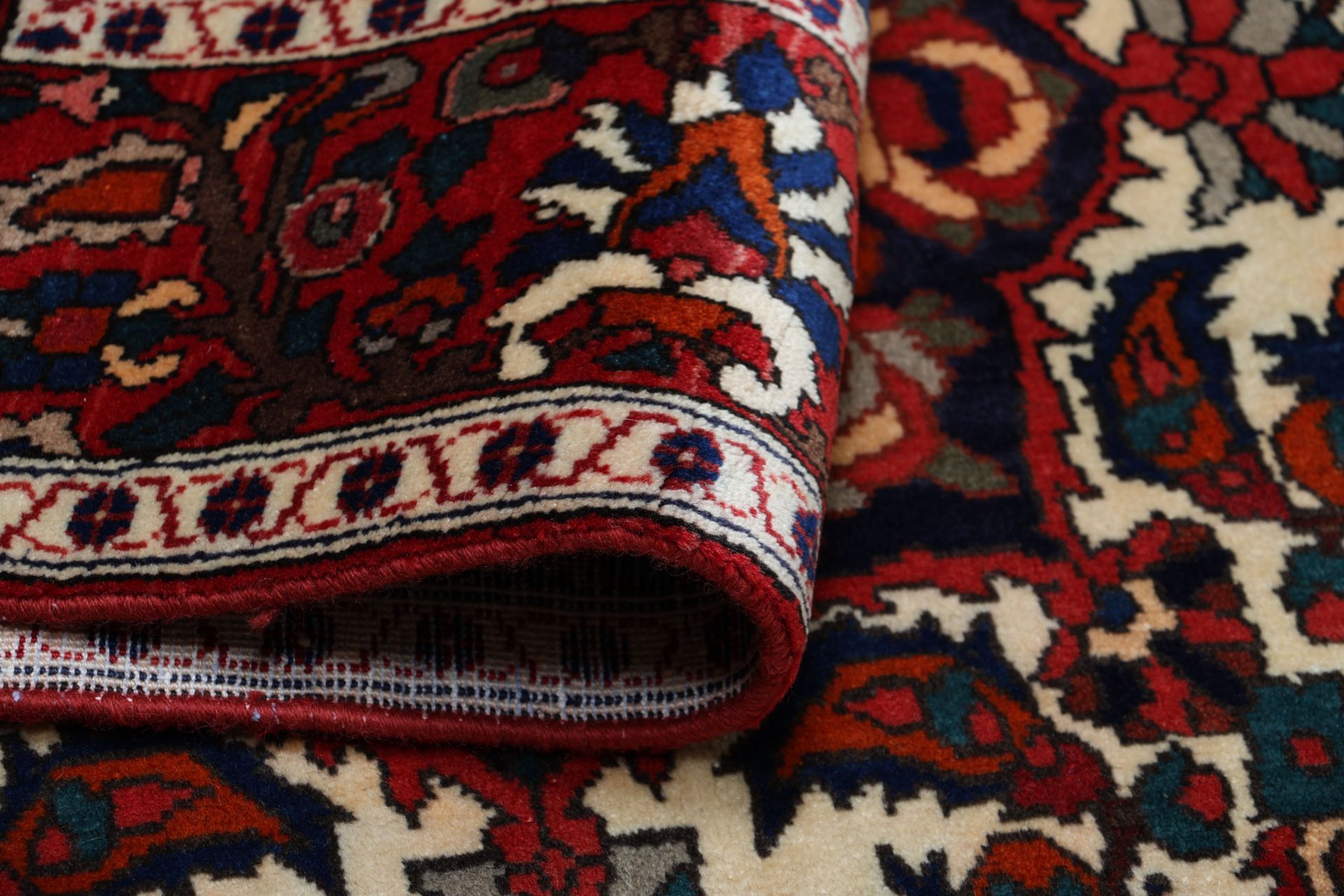 Wool Bakhtiari Persian Rug 200 × 315 cm, hand-knotted - Image 10