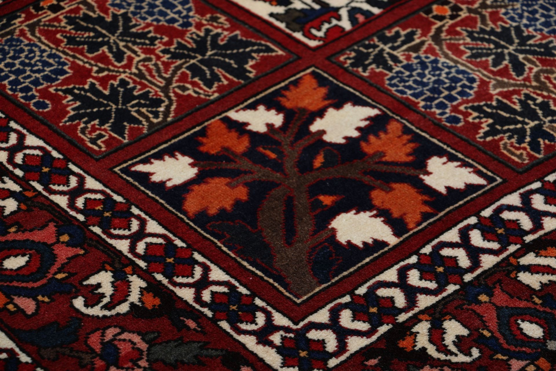 Bakhtiari Persian Rug 200 × 310 cm in Wool, hand-knotted - Image 5