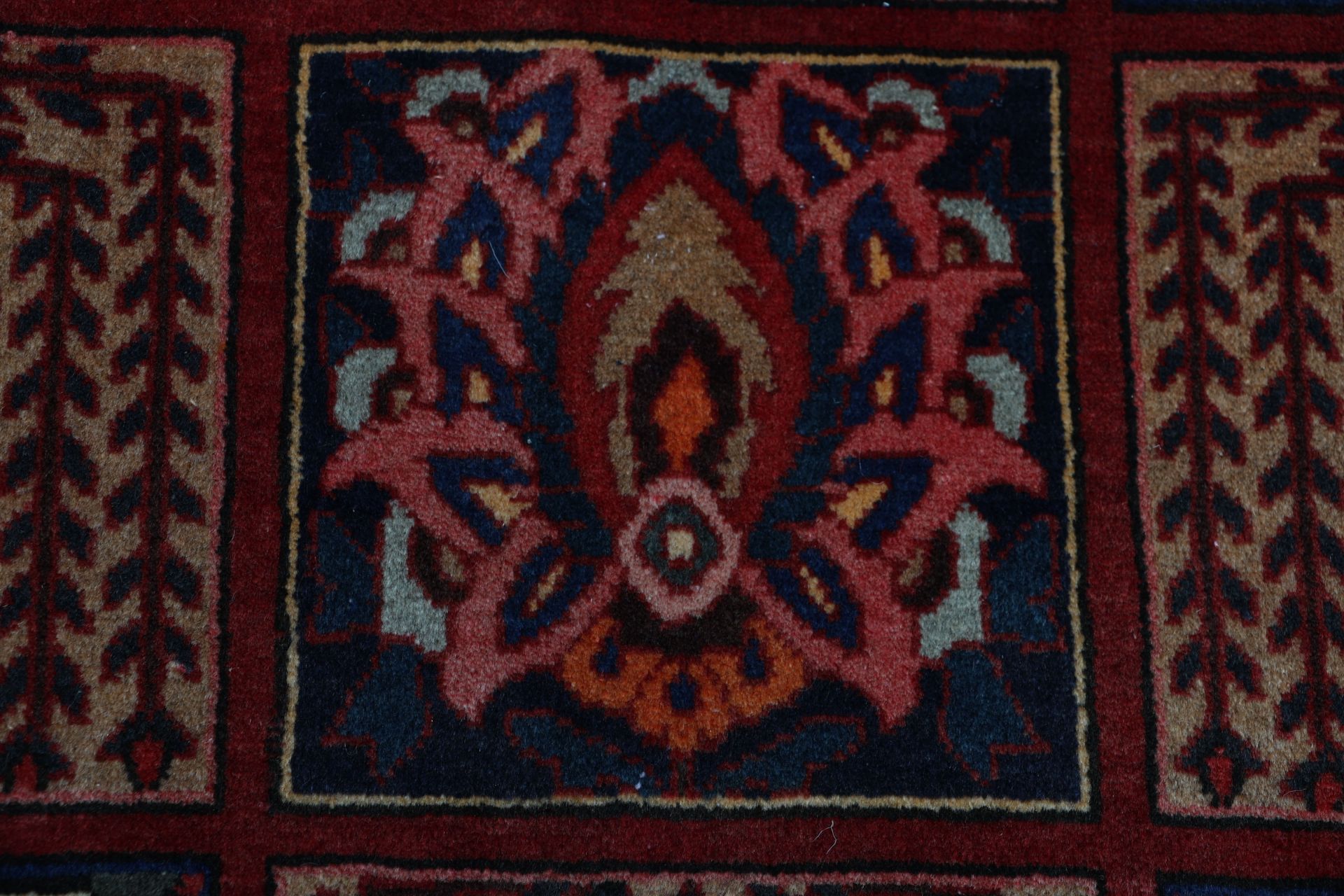 Bakhtiari Persian Rug 200 × 310 cm in Wool, hand-knotted - Image 9