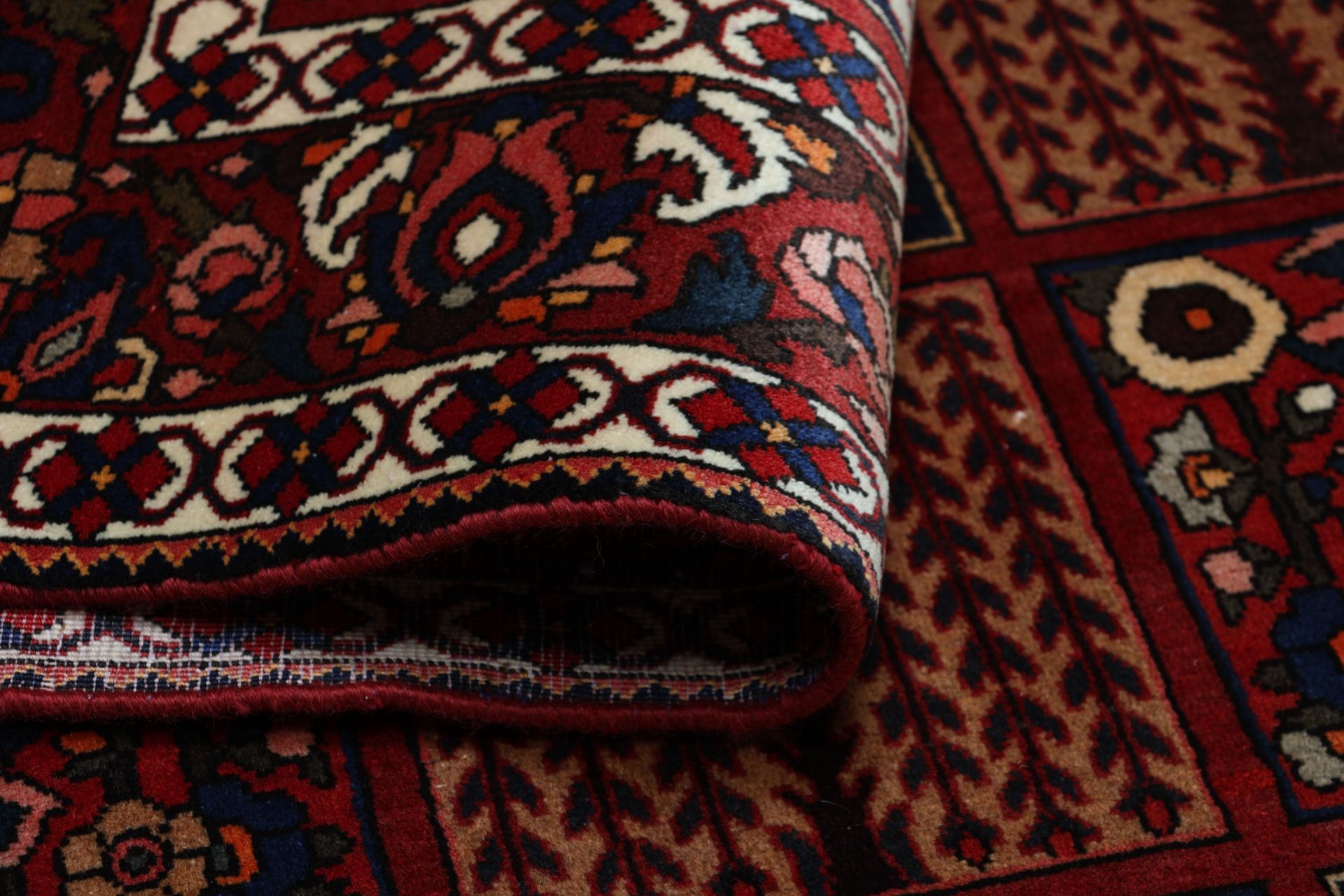 Bakhtiari Persian Rug 200 × 310 cm in Wool, hand-knotted - Image 10