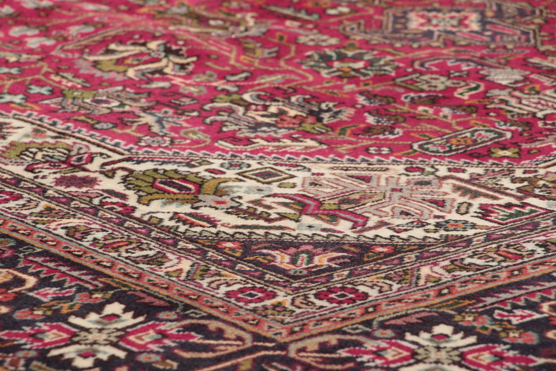 Hand-Knotted Tabriz Persian Rug, 200 × 300 cm - Image 5