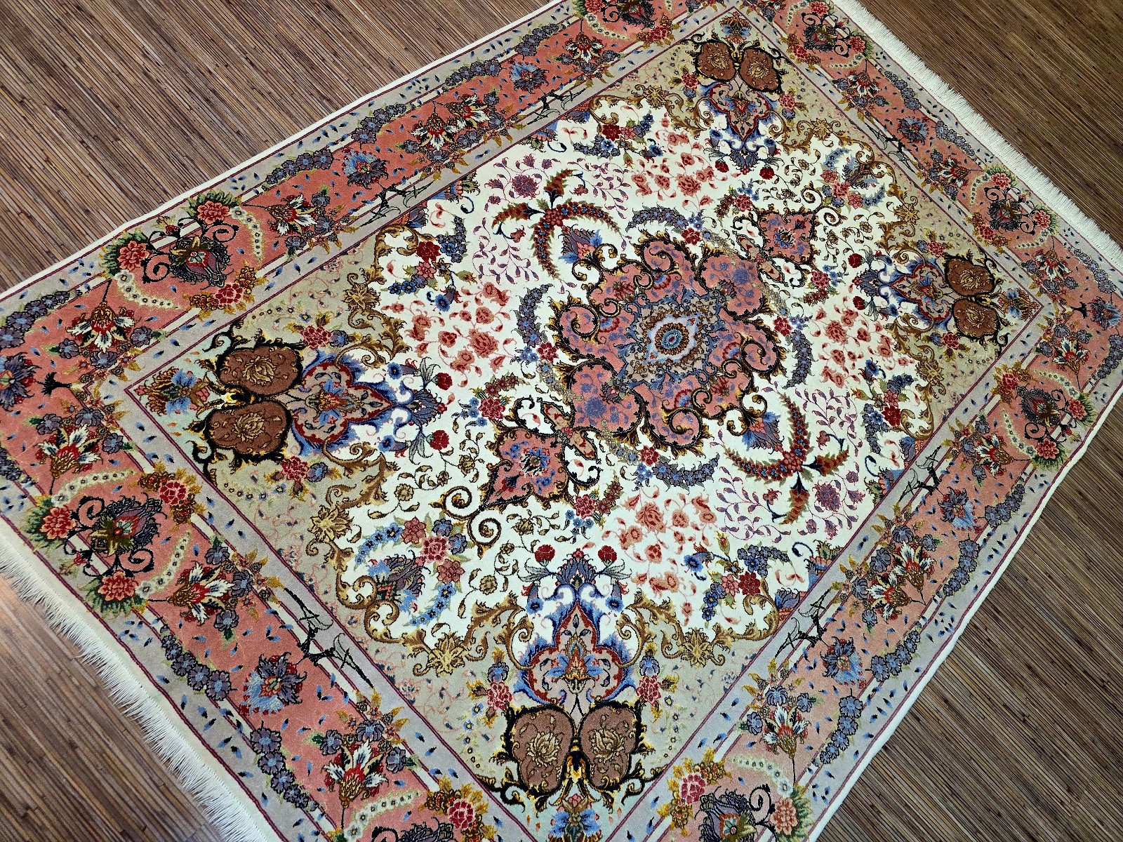 Alternative view of Tabriz Persian Rug 206 × 150 cm in Wool, hand-knotted