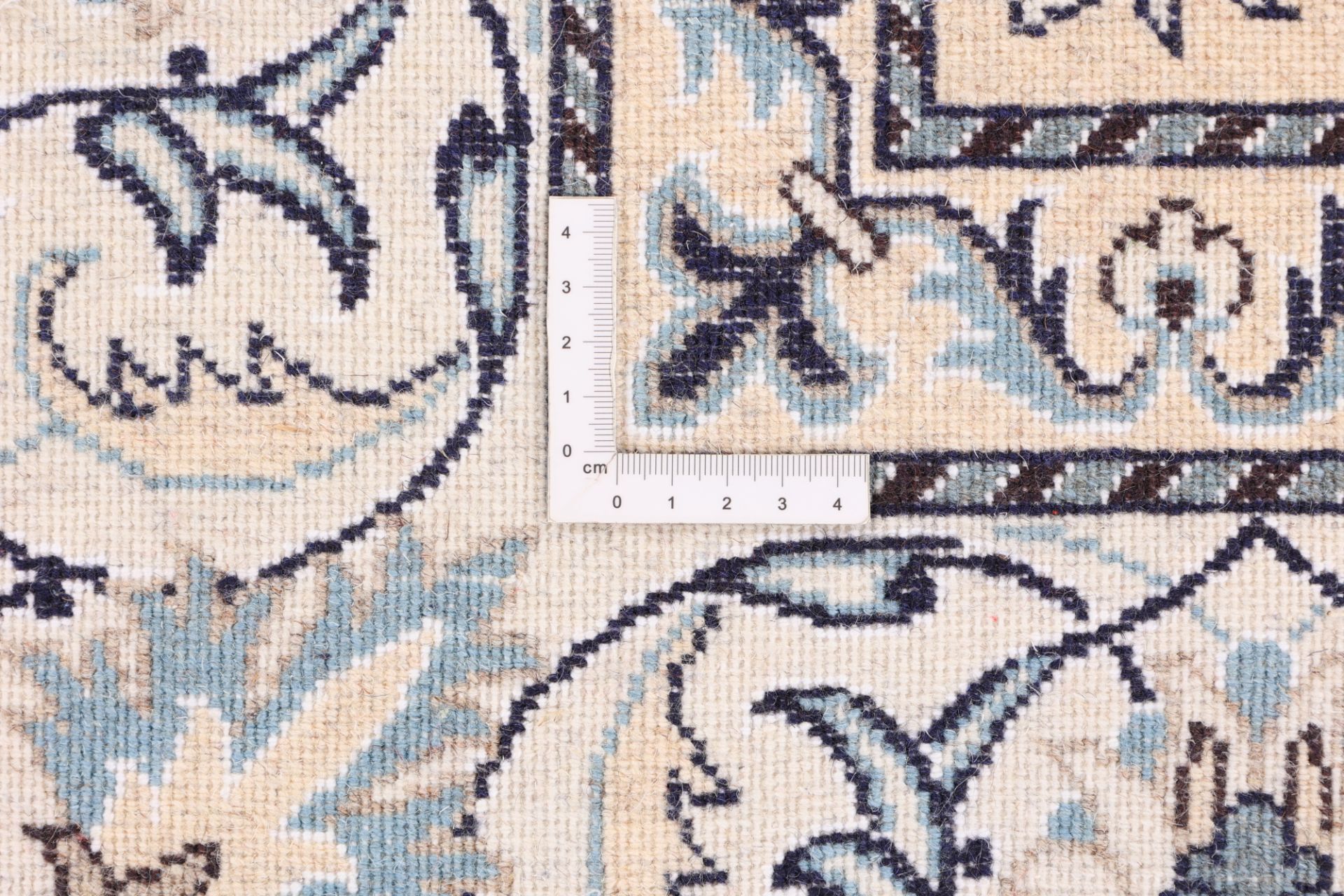 Hand-Knotted Nain Persian Rug, 168 × 238 cm, Wool & Silk - Image 9