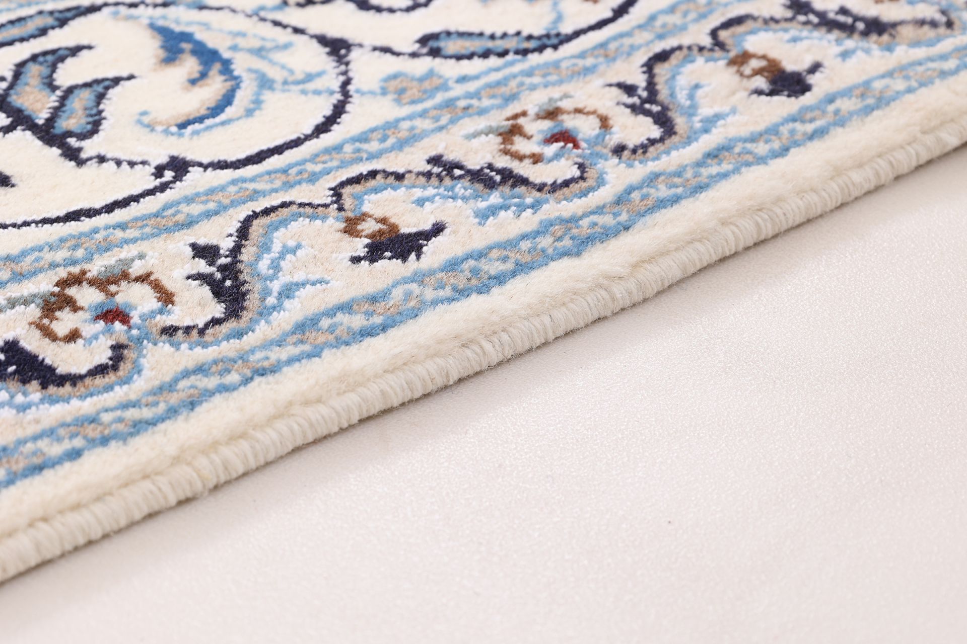 Wool & Silk Nain Persian Rug 149 × 202 cm, hand-knotted - Image 6