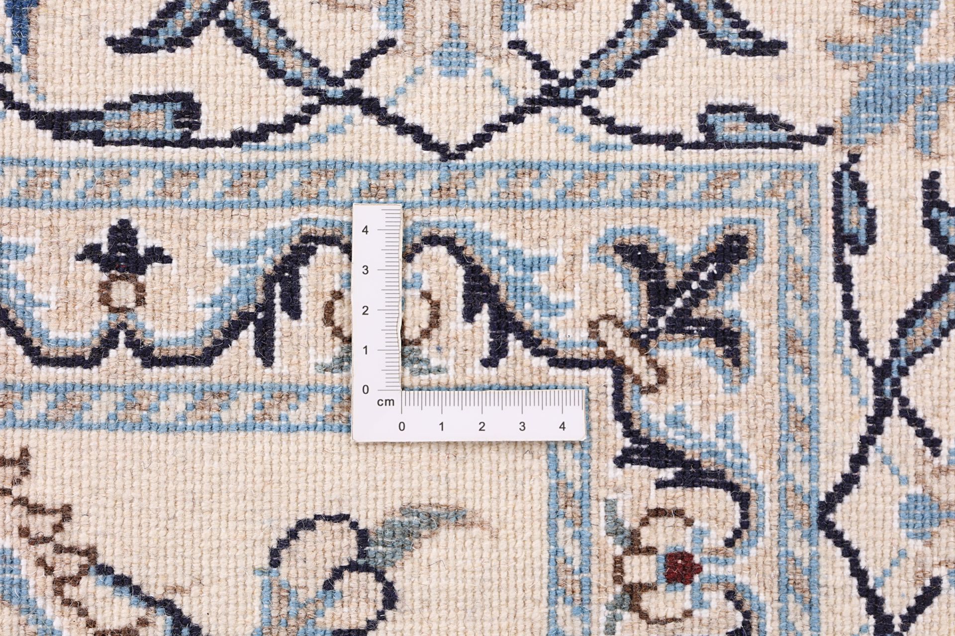 Wool & Silk Nain Persian Rug 149 × 202 cm, hand-knotted - Image 9